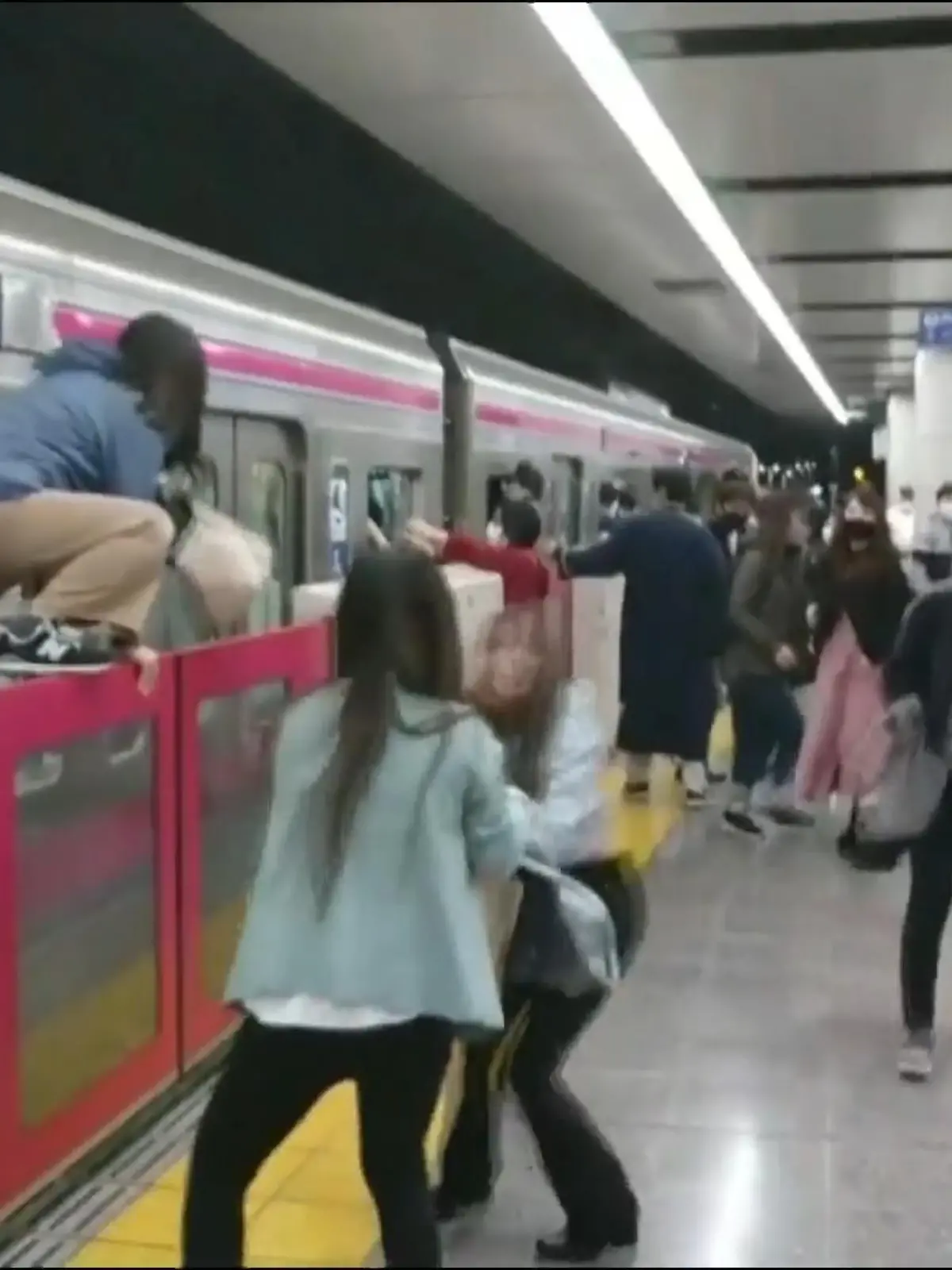 Ein Mann hat in einem Bahnabteil in Tokio Feuer gelegt und auf mindestens zehn Menschen eingestochen.