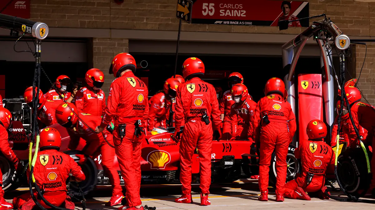 Formula 1 2021: United States GP CIRCUIT OF THE AMERICAS, UNITED STATES OF AMERICA - OCTOBER 24: Carlos Sainz, Ferrari SF21, in the pits during the United States GP at Circuit of the Americas on Sunday October 24, 2021 in Austin, United States of America. Photo by Glenn Dunbar / LAT Images Images PUBLICATIONxINxGERxSUIxAUTxHUNxONLY GP2117_185753_J5A5464