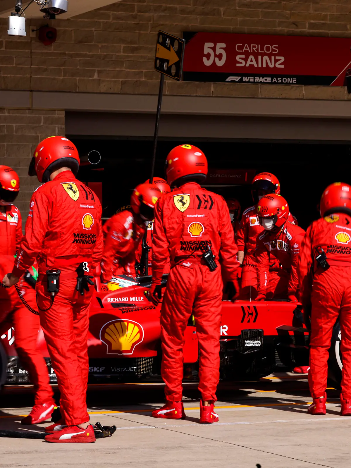  Formula 1 2021: United States GP CIRCUIT OF THE AMERICAS, UNITED STATES OF AMERICA - OCTOBER 24: Carlos Sainz, Ferrari SF21, in the pits during the United States GP at Circuit of the Americas on Sunday October 24, 2021 in Austin, United States of America. Photo by Glenn Dunbar / LAT Images Images PUBLICATIONxINxGERxSUIxAUTxHUNxONLY GP2117_185753_J5A5464