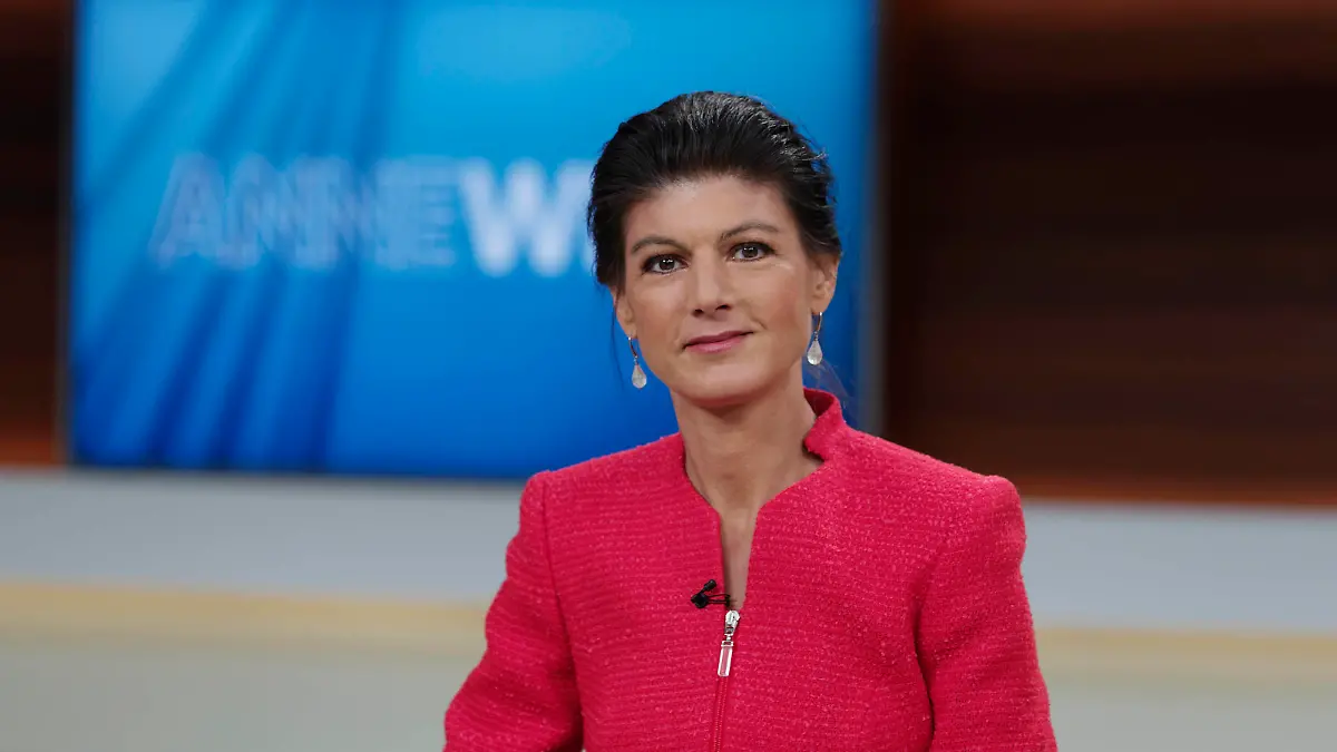  Sahra Wagenknecht bei Anne Will 2021-10-31, Deutschland, Berlin - Sahra Wagenknecht Die Linke, Bundestagsabgeordnete, zur Gast bei Anne Will im Ersten. Thema der ARD-Politiktalkrunde: Steigende Neuinfektionen, Sorge wegen Impfskepsis - Hilft oder schadet mehr Druck auf Ungeimpfte *** Sahra Wagenknecht at Anne Will 2021 10 31, Germany, Berlin Sahra Wagenknecht Die Linke , Member of the Bundestag, guest at Anne Will in the Ersten Topic of the ARD Politiktalkrunde Rising new infections, concern about vaccination skepticism Does more pressure on unvaccinated help or hurt