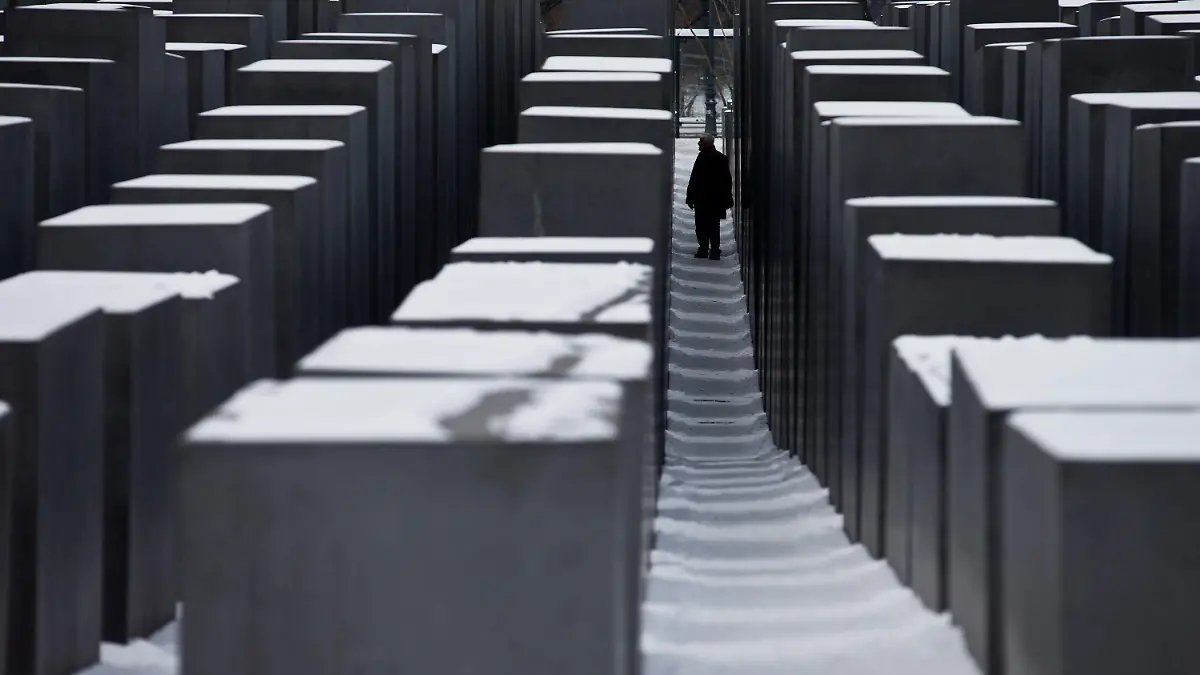Ein Mann geht am 25.01.2013 in Berlin zwischen den Stelen des Denkmals für die ermordeten Juden Europas, des sogenannten Holocaust-Mahnmals. Am 27.01.2013 ist der Gedenktag für die Opfer des Nationalsozialismus. Foto: Michael Kappeler/dpa  +++(c) dpa - Bildfunk+++