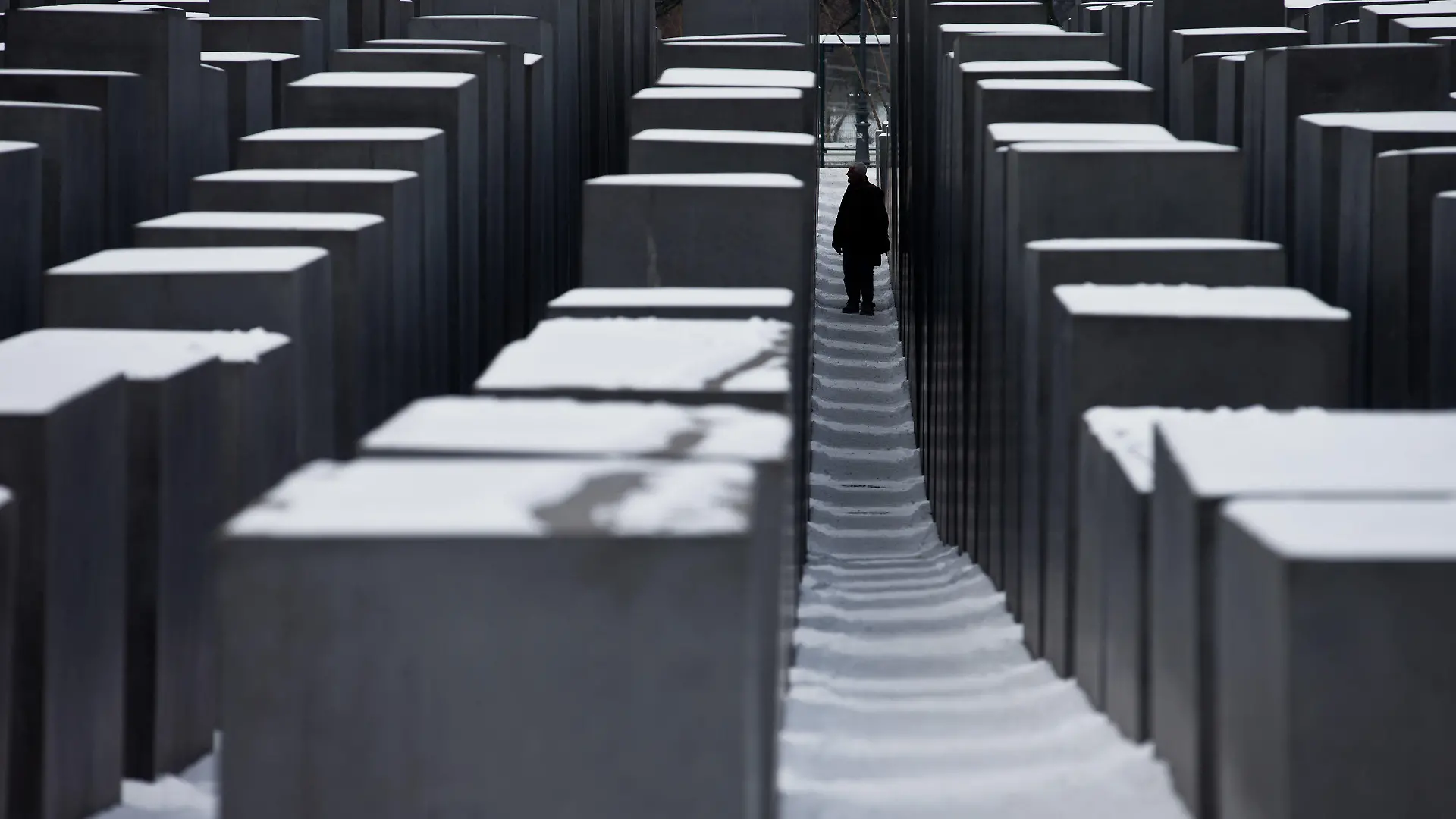 Ein Mann geht am 25.01.2013 in Berlin zwischen den Stelen des Denkmals für die ermordeten Juden Europas, des sogenannten Holocaust-Mahnmals. Am 27.01.2013 ist der Gedenktag für die Opfer des Nationalsozialismus. Foto: Michael Kappeler/dpa +++(c) dpa - Bildfunk+++
