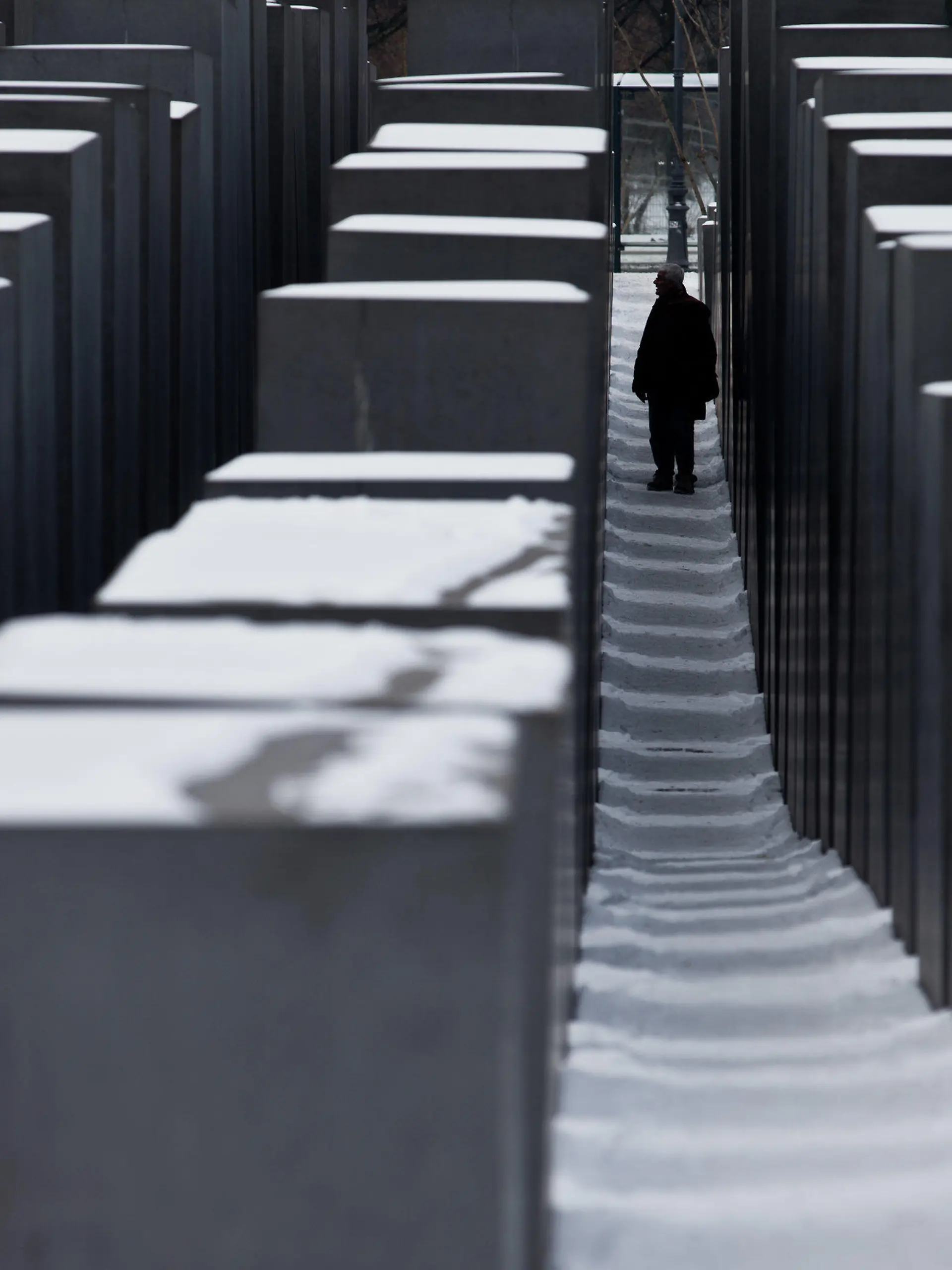 Ein Mann geht am 25.01.2013 in Berlin zwischen den Stelen des Denkmals für die ermordeten Juden Europas, des sogenannten Holocaust-Mahnmals. Am 27.01.2013 ist der Gedenktag für die Opfer des Nationalsozialismus. Foto: Michael Kappeler/dpa  +++(c) dpa - Bildfunk+++