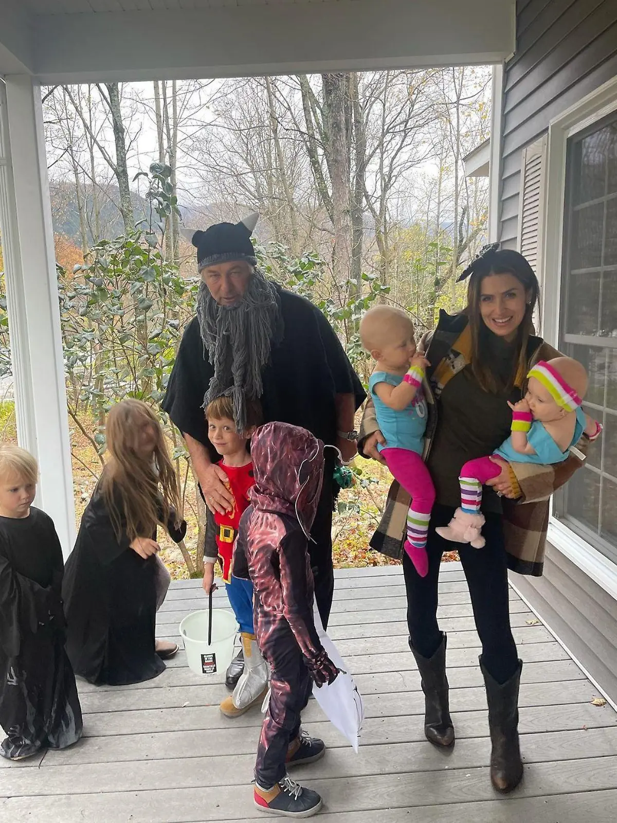 Alec Baldwin feiert Halloween mit Ehefrau Hilaria und den Kindern. Vor einigen Tagen hatte der Schauspieler am "Rust"-Set versehentlich Kamerfrau Halyna Hutchins erschossen.
