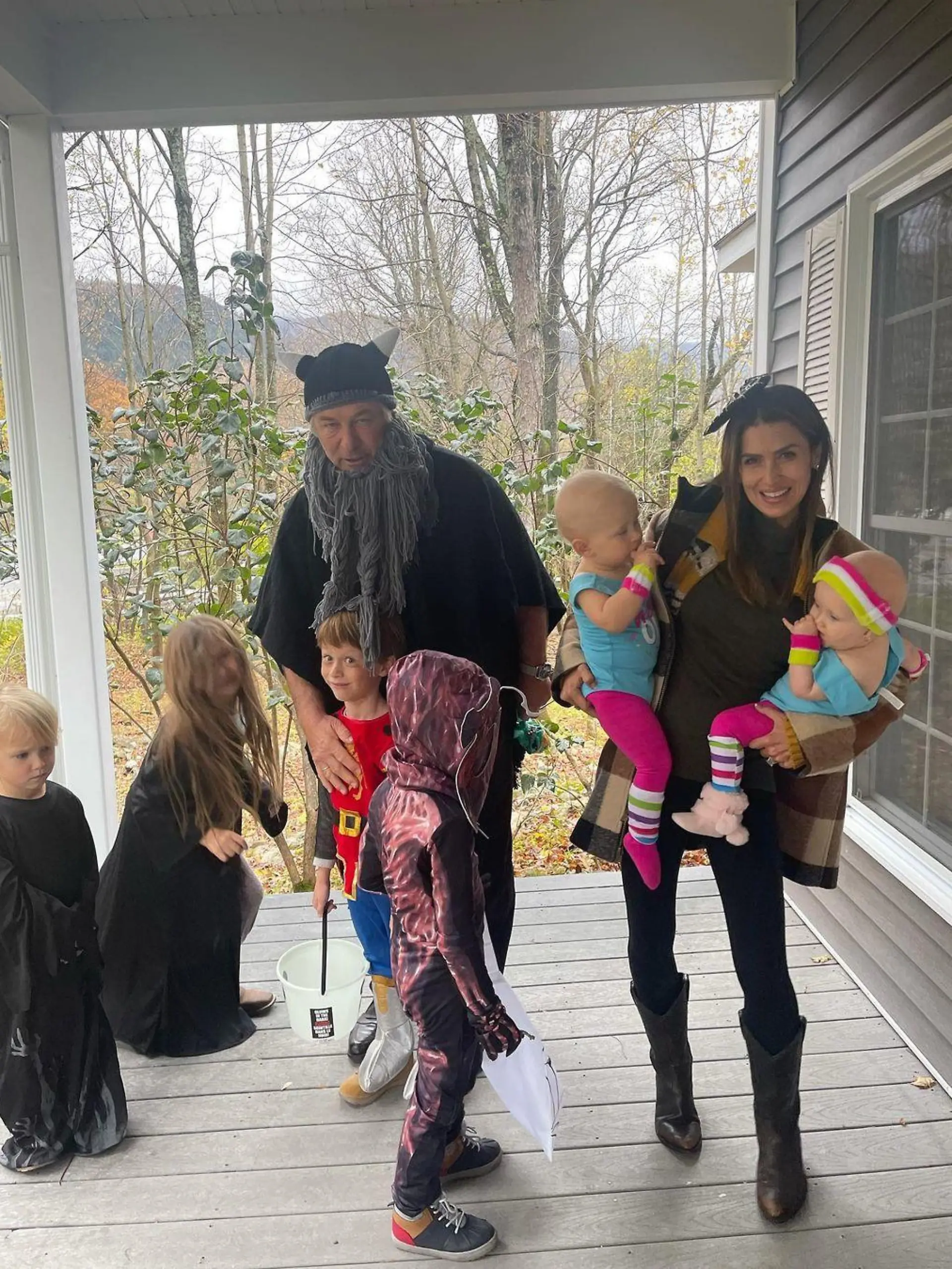 Alec Baldwin feiert Halloween mit Ehefrau Hilaria und den Kindern. Vor einigen Tagen hatte der Schauspieler am "Rust"-Set versehentlich Kamerfrau Halyna Hutchins erschossen.
