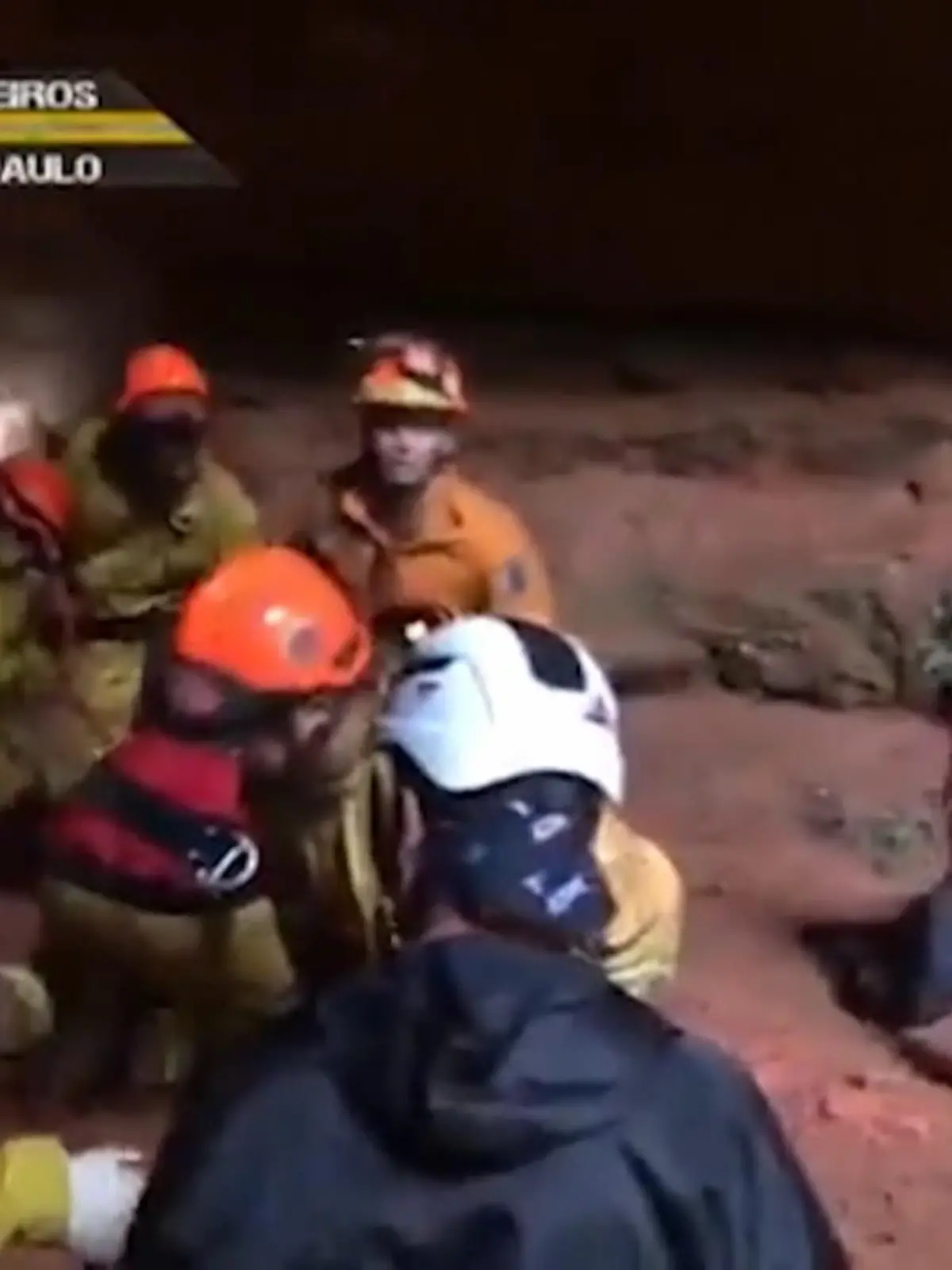 In Brasilien sind 9 Feuerwehrmänner bei einem Trainingseinsatz in einer Höhle gestorben. Die Höhle brach zusammen und vergrub sie unter sich.
