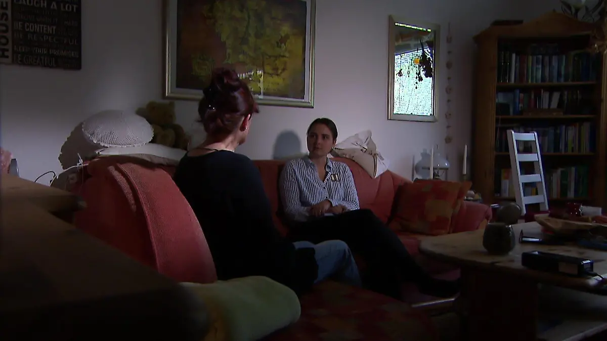 Astrid* im Gespräch mit RTL Nord-Reporterin Catharina Tomm.