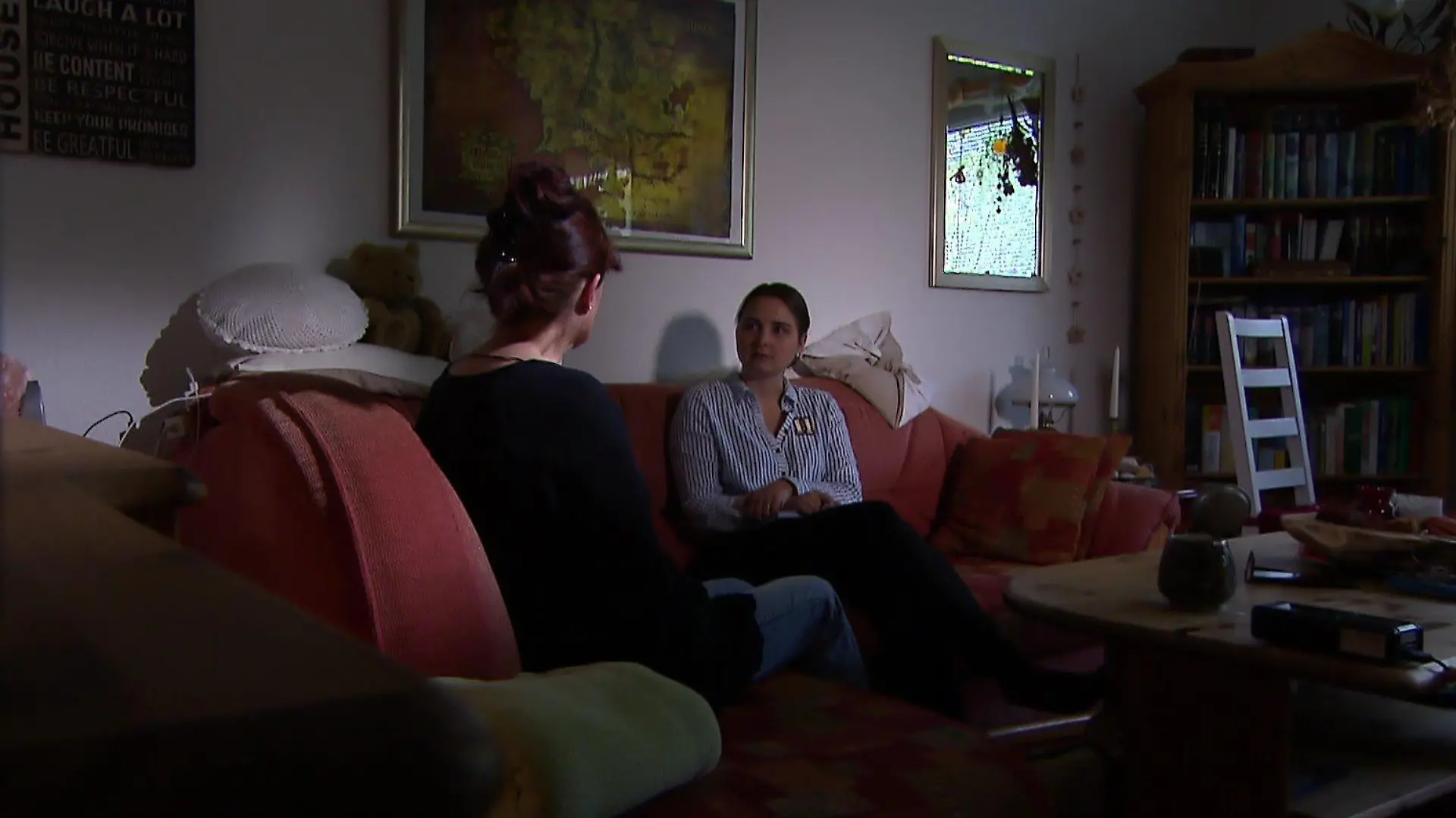Astrid* im Gespräch mit RTL Nord-Reporterin Catharina Tomm.