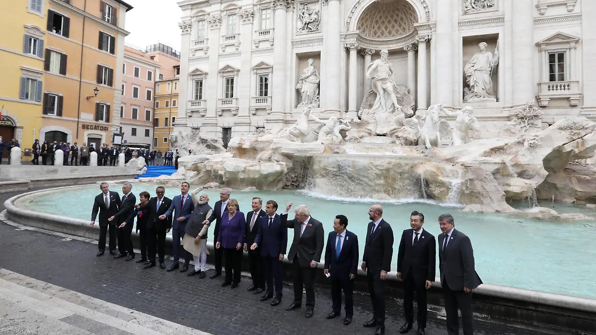Foto IPP/POOL/Bloomberg/Fabio Cimaglia Roma 31/10/2021 G20 - passeggiata alla fontana di trevi dei leader e capi di stato nella foto i leader davanti alla fontana di trevi Roma 31/10/2021 Riunione del G20 *** Photo IPP POOL Bloomberg Fabio Cimaglia Rome 31 10 2021 G20 leaders and heads of state walk to the trevi fountain pictured leaders in front of the trevi fountain Rome 31 10 2021 G20 meeting PUBLICATIONxNOTxINxITAxFIN 0