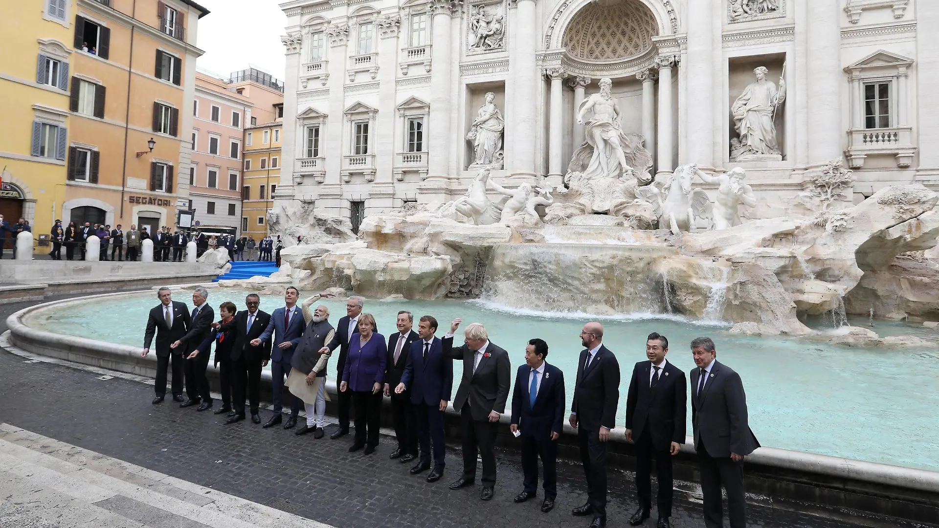  Foto IPP/POOL/Bloomberg/Fabio Cimaglia Roma 31/10/2021 G20 - passeggiata alla fontana di trevi dei leader e capi di stato nella foto i leader davanti alla fontana di trevi Roma 31/10/2021 Riunione del G20 *** Photo IPP POOL Bloomberg Fabio Cimaglia Rome 31 10 2021 G20 leaders and heads of state walk to the trevi fountain pictured leaders in front of the trevi fountain Rome 31 10 2021 G20 meeting PUBLICATIONxNOTxINxITAxFIN 0