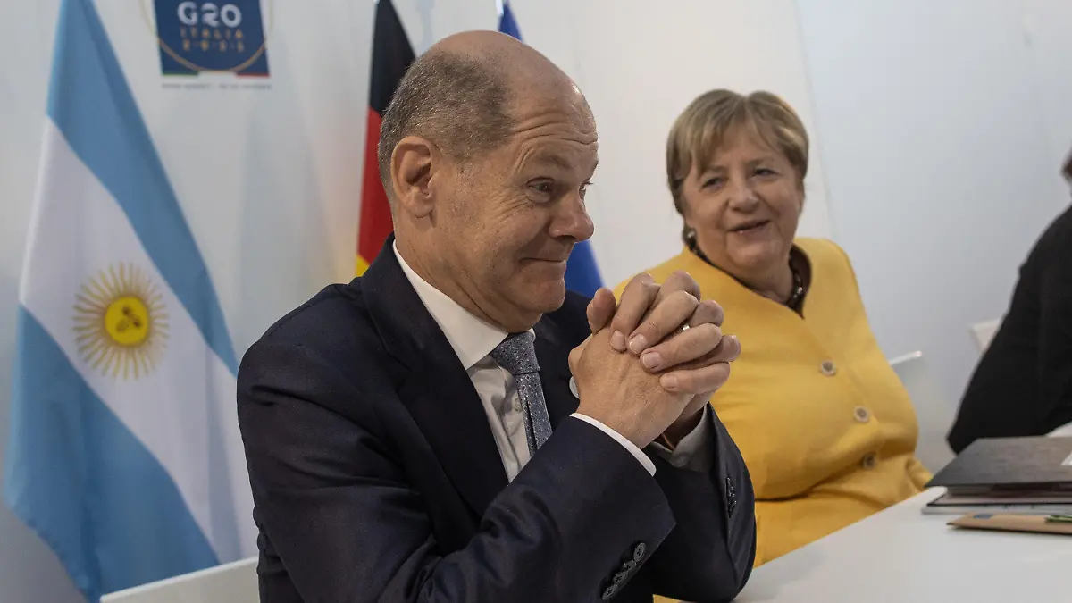 30.10.2021, Italien, Rom: Angela Merkel (CDU,r), geschäftsführende Bundeskanzlerin, und Olaf Scholz (SPD), Bundesfinanzminister und Kanzlerkandidat, unterhalten sich während eines bilateralen Treffens mit dem argentinischen Präsidenten Fernandez am Rande eines G20-Gipfels im Konferenzzentrum La Nuvola. Merkels letzer G20-Gipfel hat begonnen. Die nur noch geschäftsführende Regierungschefin nahm am Samstag zusammen mit ihrem Finanzminister und wahrscheinlichen Nachfolger Scholz (SPD) an der Konferenz der wichtigsten Wirtschaftsmächte in Rom teil. Foto: Oliver Weiken/dpa +++ dpa-Bildfunk +++