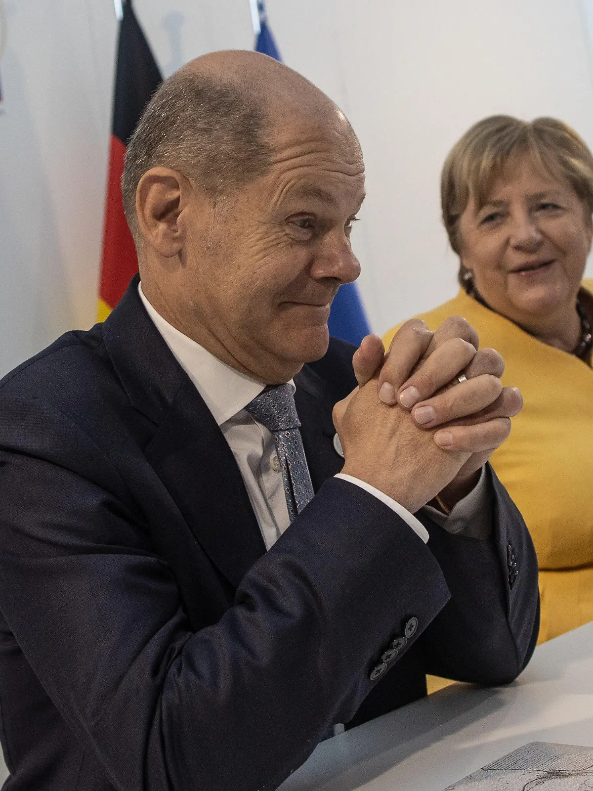 30.10.2021, Italien, Rom: Angela Merkel (CDU,r), geschäftsführende Bundeskanzlerin, und Olaf Scholz (SPD), Bundesfinanzminister und Kanzlerkandidat, unterhalten sich während eines bilateralen Treffens mit dem argentinischen Präsidenten Fernandez am Rande eines G20-Gipfels im Konferenzzentrum La Nuvola. Merkels letzer G20-Gipfel hat begonnen. Die nur noch geschäftsführende Regierungschefin nahm am Samstag zusammen mit ihrem Finanzminister und wahrscheinlichen Nachfolger Scholz (SPD) an der Konferenz der wichtigsten Wirtschaftsmächte in Rom teil. Foto: Oliver Weiken/dpa +++ dpa-Bildfunk +++
