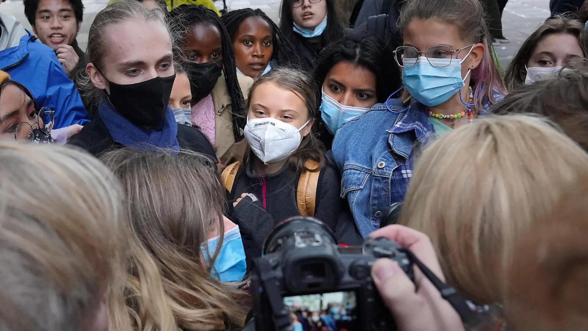 News Themen der Woche KW43 News Bilder des Tages October 29, 2021, London, UK: Teenage activist Greta Thunberg centre arrives to join activists taking part in the Youth Strike to Defund Climate Chaos protest against the funding of fossil fuels outside Standard Chartered Bank in London. Picture date: Friday October 29, 2021. London UK PUBLICATIONxINxGERxSUIxAUTxONLY - ZUMAp134 20211029_zba_p134_196 Copyright: xJonathanxBradyx