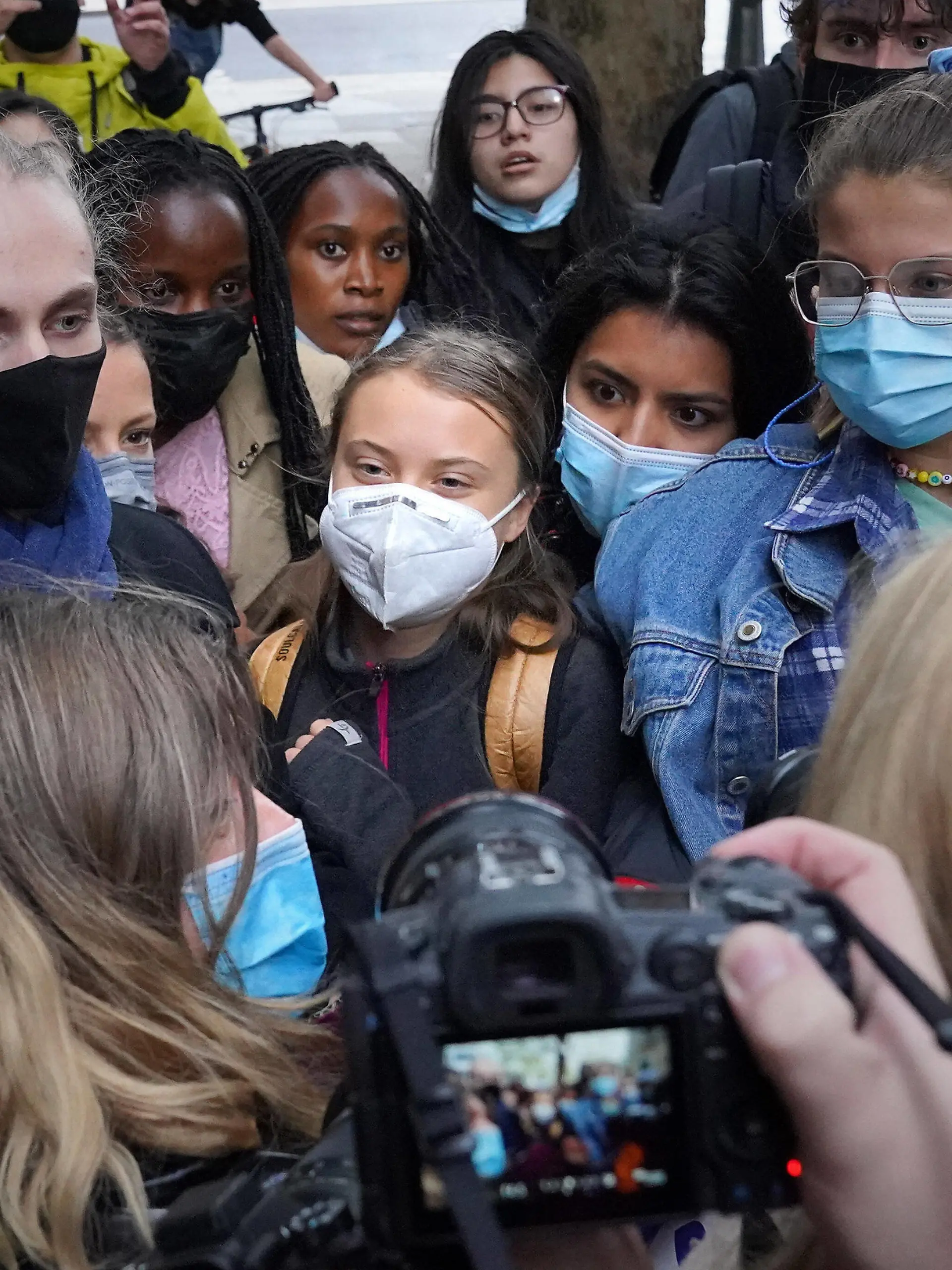 News Themen der Woche KW43 News Bilder des Tages October 29, 2021, London, UK: Teenage activist Greta Thunberg centre arrives to join activists taking part in the Youth Strike to Defund Climate Chaos protest against the funding of fossil fuels outside Standard Chartered Bank in London. Picture date: Friday October 29, 2021. London UK PUBLICATIONxINxGERxSUIxAUTxONLY - ZUMAp134 20211029_zba_p134_196 Copyright: xJonathanxBradyx