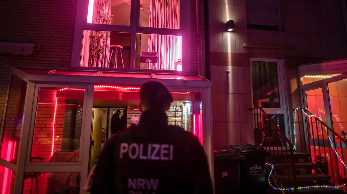 31.01.2020, Nordrhein-Westfalen, Essen: Polizisten nehmen an einer gemeinsamen Razzia von Ordnungsamt, Polizei, Ausländerbehörde und Steuerfahndung im Rotlichtviertel an der Stahlstraße teil. Bei einer behördenübergreifenden Razzia im Essener Rotlichtviertel sind am Freitagabend den 31.01.2020 Bordelle und mehrere Dutzend Prostituierte kontrolliert worden. Überprüft wurde unter anderem, ob die Frauen ordnungsgemäß angemeldet sind und sich regelmäßig gesundheitlich untersuchen lassen. Foto: Bernd Thissen/dpa +++ dpa-Bildfunk +++