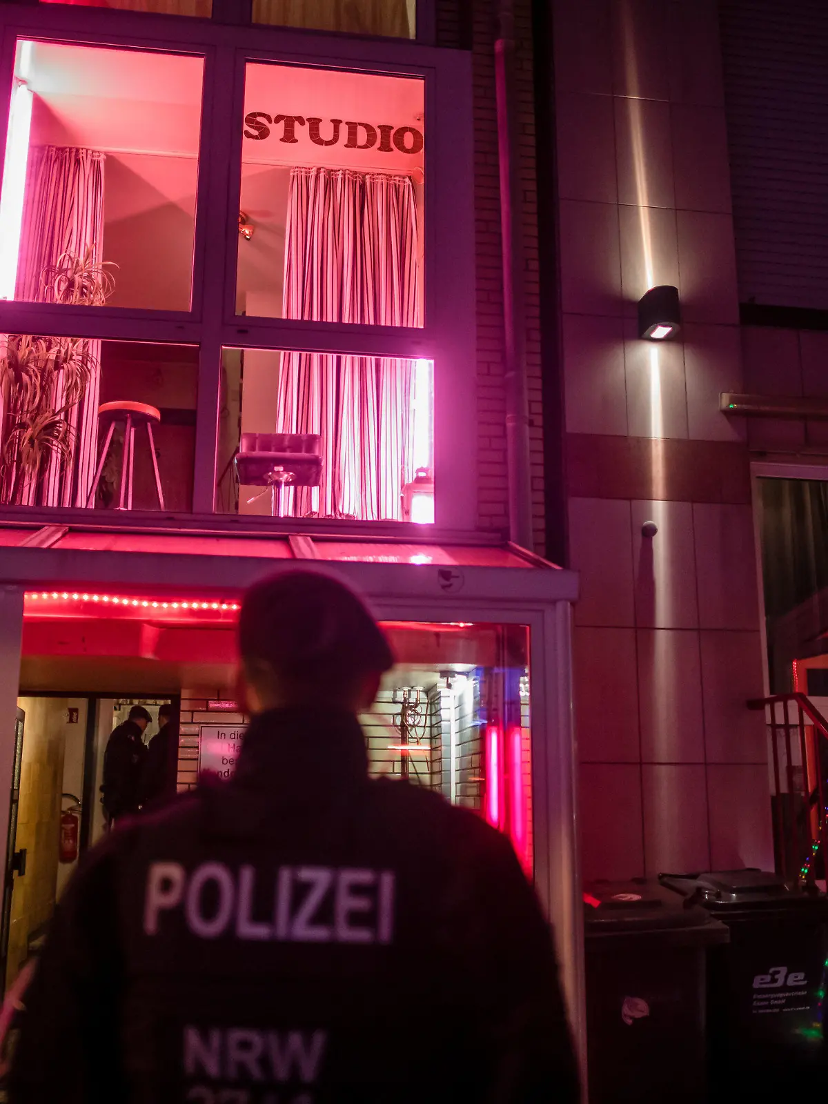 31.01.2020, Nordrhein-Westfalen, Essen: Polizisten nehmen an einer gemeinsamen Razzia von Ordnungsamt, Polizei, Ausländerbehörde und Steuerfahndung im Rotlichtviertel an der Stahlstraße teil. Bei einer behördenübergreifenden Razzia im Essener Rotlichtviertel sind am Freitagabend den 31.01.2020 Bordelle und mehrere Dutzend Prostituierte kontrolliert worden. Überprüft wurde unter anderem, ob die Frauen ordnungsgemäß angemeldet sind und sich regelmäßig gesundheitlich untersuchen lassen. Foto: Bernd Thissen/dpa +++ dpa-Bildfunk +++