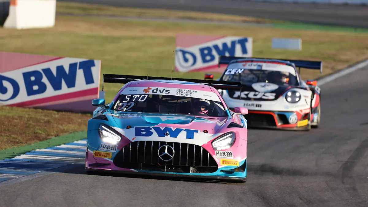 #22 Luca Stolz (DEU) / Maro Engel (DEU), Mercedes-AMG GT3 Evo, Team: Toksport WRT (DEU) vor #75 Thomas Preining (AUT) / Christian Engelhart (DEU), Porsche 911 GT3 R, Team: KÜS Team Bernhard (DEU), ADAC GT Masters, Hockenheimring, Rennen 2, Sonntag, 24.10.2021 - Foto: Augst/Eibner-Pressefoto