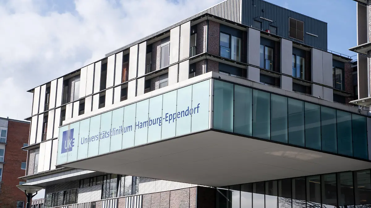 Universitätsklinikum Hamburg-Eppendorf - Hamburger Krankenhaus UKE - Universitäts-Klinikum - Symbolfoto Symbolbild - Gebäude Hauptgebäude Eingang LogoUniversitätsklinikum Hamburg-Eppendorf - Hamburger Krankenhaus UKE - Universitäts-Klinikum - Symbolfoto Symbolbild -, Hamburg Hamburg Deutschland UKE *** University Medical Center Hamburg Eppendorf Hamburg Hospital UKE University Medical Center Symbol Photo Symbol Picture Building Main Building Entrance Logo University Medical Center Hamburg Eppendorf Hamburg Hospital UKE University Medical Center Symbol Photo Symbol Picture, Hamburg Hamburg Germany UKE