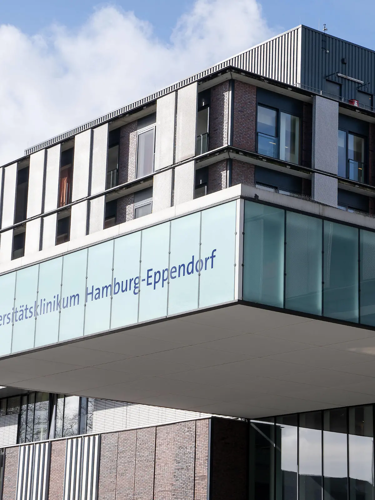  Universitätsklinikum Hamburg-Eppendorf - Hamburger Krankenhaus UKE - Universitäts-Klinikum - Symbolfoto Symbolbild - Gebäude Hauptgebäude Eingang LogoUniversitätsklinikum Hamburg-Eppendorf - Hamburger Krankenhaus UKE - Universitäts-Klinikum - Symbolfoto Symbolbild -, Hamburg Hamburg Deutschland UKE *** University Medical Center Hamburg Eppendorf Hamburg Hospital UKE University Medical Center Symbol Photo Symbol Picture Building Main Building Entrance Logo University Medical Center Hamburg Eppendorf Hamburg Hospital UKE University Medical Center Symbol Photo Symbol Picture, Hamburg Hamburg Germany UKE