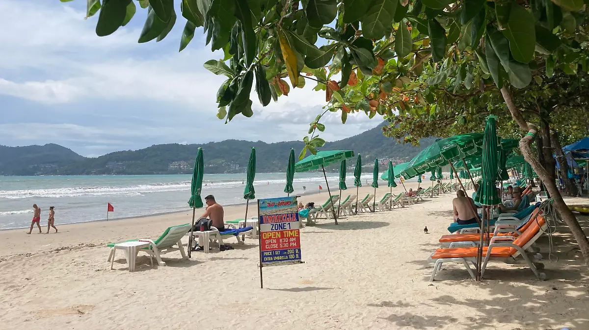 The famous Patong Beach on the island of Phuket. Despite the Corona model project "Sandbox" to revitalize tourism, the sunbeds remain mostly empty. Since the launch of the model project on July 1, Phuket has become one of the few long-distance destinations in the world where people from almost 70 countries can holiday quarantine-free - provided they are fully vaccinated. (to dpa-Korr "No party on Phuket: A dream island as a pilot project")