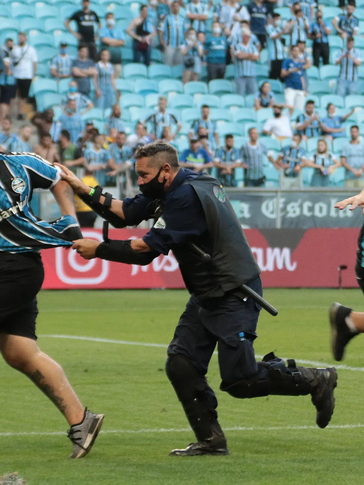 PORTO ALEGRE, BRAZIL - OCTOBER 31: Fans of Gremio invade the field during the match between Gremio and Palmeiras as part of Brasileirao Series A 2021 at Arena do Gremio Stadium on October 31, 2021, in Porto Alegre, Brazil.  (Photo by Silvio Avila/Getty Images)