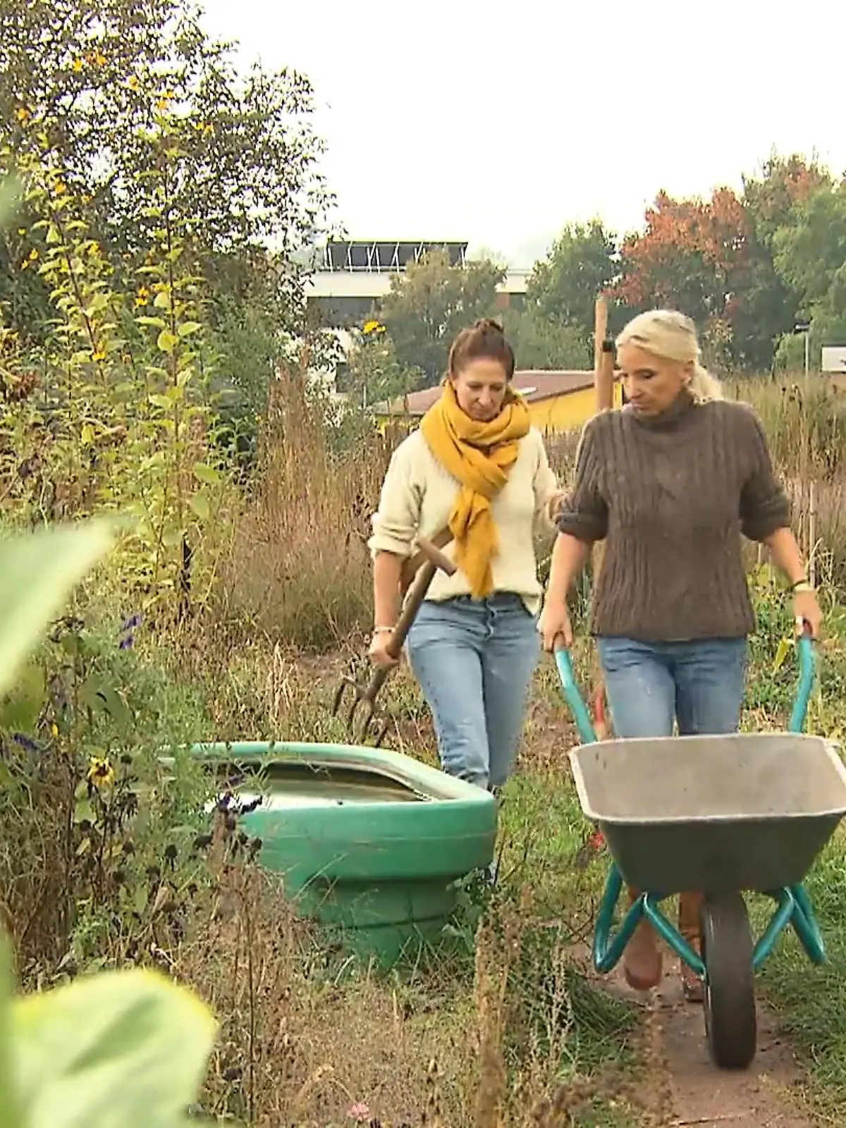 Susanne Hecker und Christine Spira entdeckten im Herbst 2020 ihre Leidenschaft für den eigenen Gemüseanbau im hauseigenen Garten. Sie kochen frisch, teilen ihre selbstkreierten Gerichte auf Social Media Kanälen und teilen sie mit ihrer Community. Aufgrund der vorherrschenden Pandemie kam die Idee eines eigenen Projektes mit dem Namen Sterneacker auf! Dabei ist es Susanne und Christine besonders wichtig, den Anbau von gesundem Gemüse, den Sinn für Nachhaltigkeit und den Austausch mit der Community zu fördern.