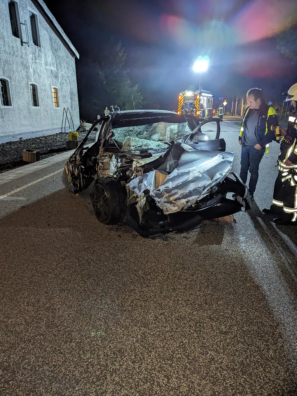 Ein 25-Jähriger verletzt sich schwer bei einem Autounfall bei Husum in Schleswig-Holstein.