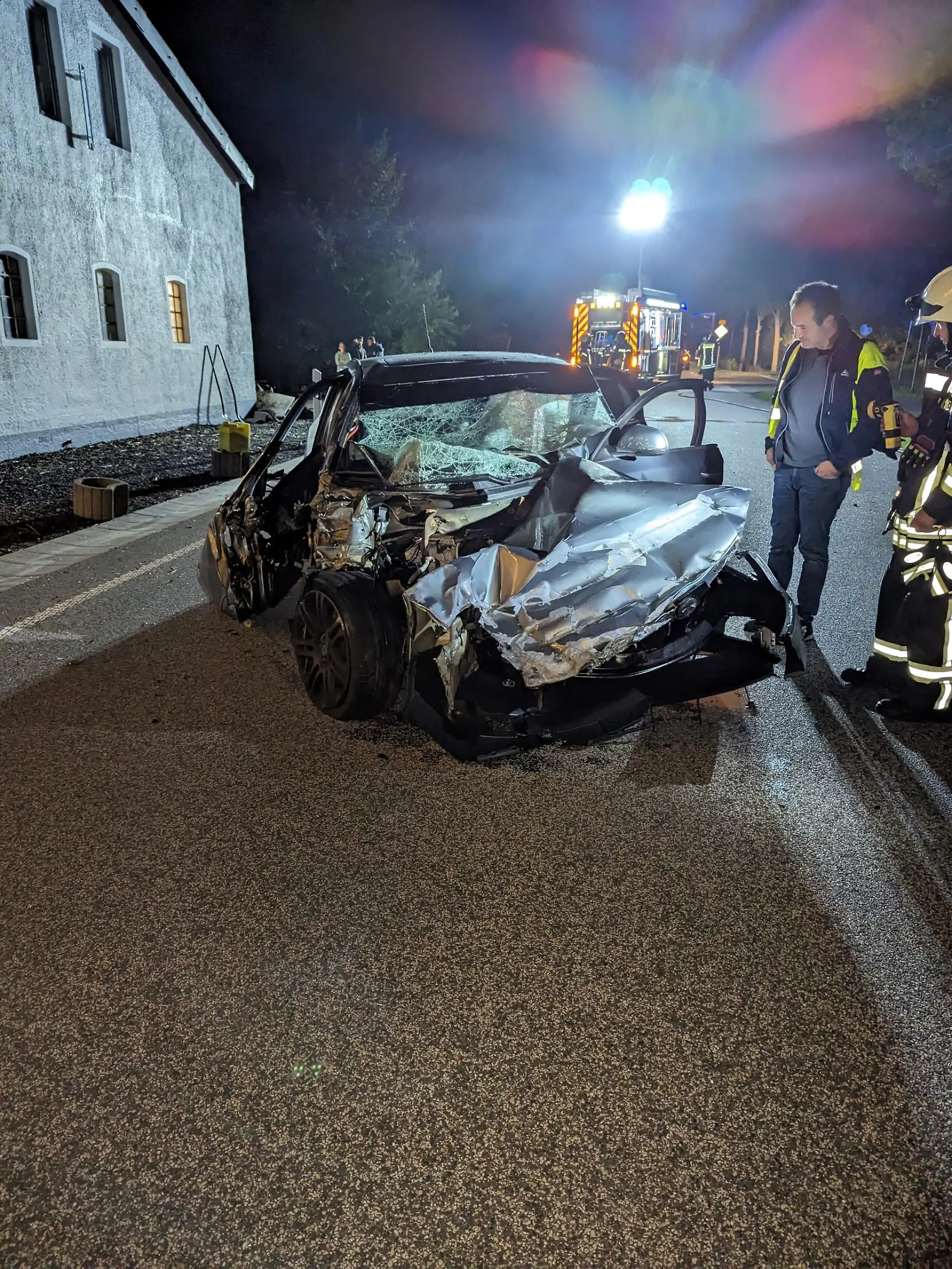 Ein 25-Jähriger verletzt sich schwer bei einem Autounfall bei Husum in Schleswig-Holstein.