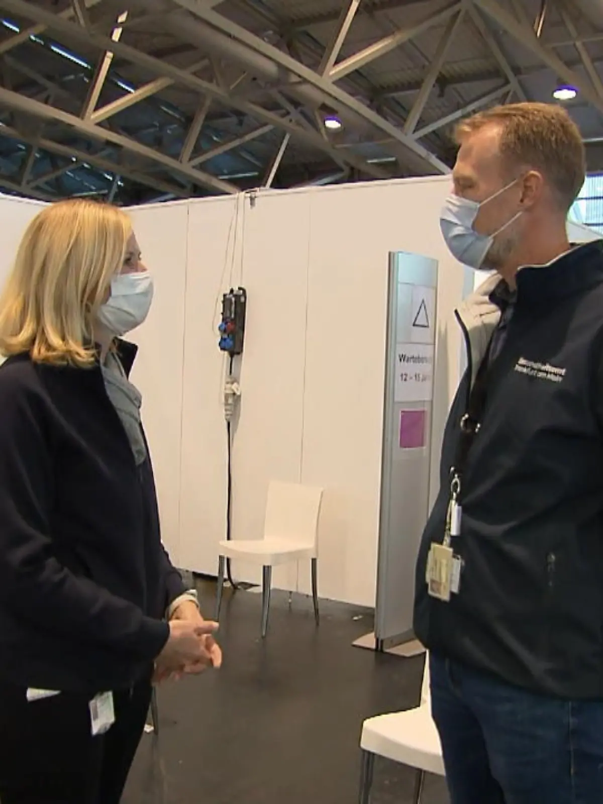 Die 7-Tage-Inzidenz in Hessen steigt wieder deutlich an. Heute liegt sie bei 124,4 – eine Woche zuvor lag sie noch bei 80,2. Gesundheitsminister Jens Spahn (CDU) hat nun dazu aufgerufen, dass die Bundesländer ihre Impfzentren wieder öffnen, um der steigenden Infektionszahlen im Winter Herr zu werden. So könnten auch Boosterimpfungen wieder großflächiger angeboten werden.