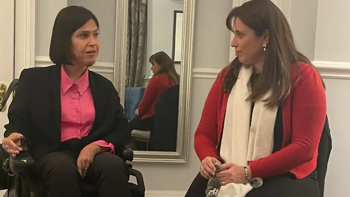 Karine Elharrar-Hartstein (li.)
