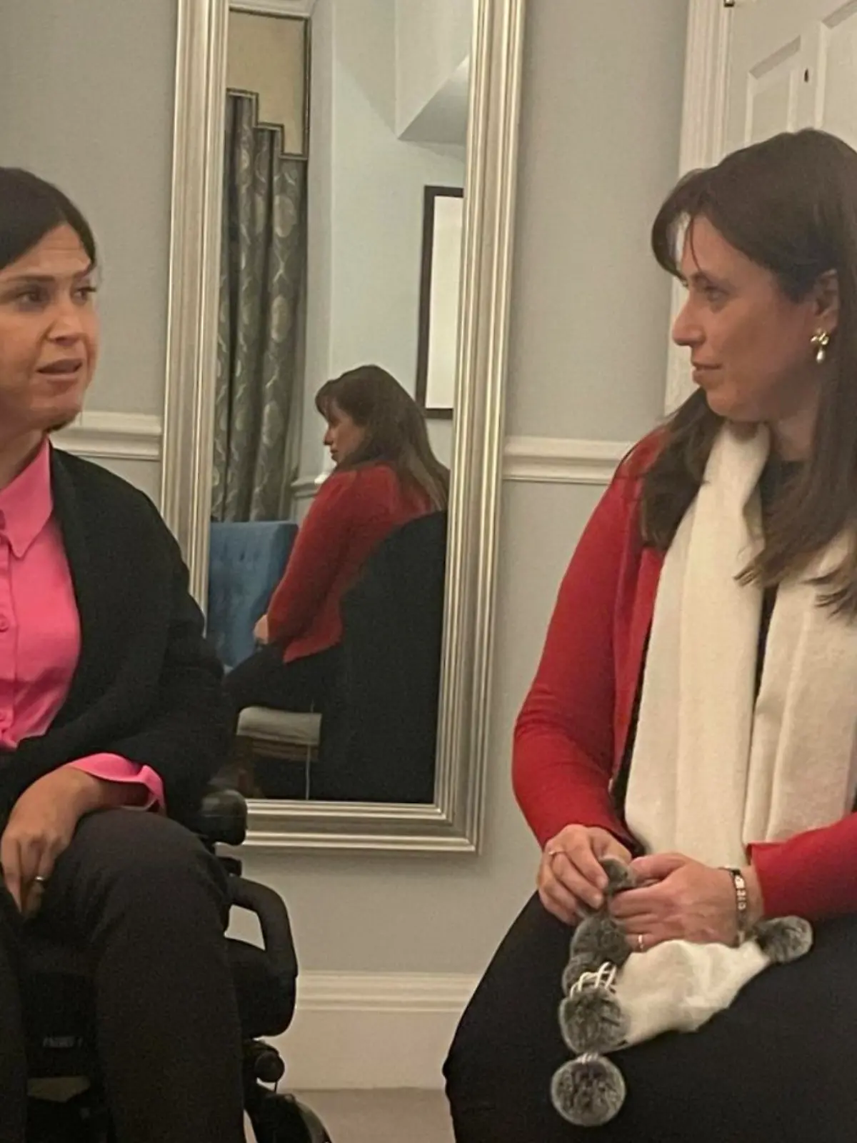 Karine Elharrar-Hartstein (li.)