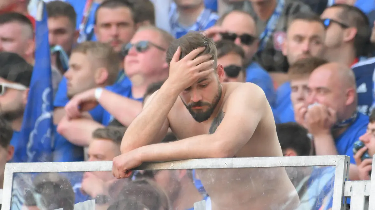 Fans des FC Schalke 04 frustriert nach dem 3:2 fuer RB. RB Leipzig vs. FC Schalke 04, Fussball, 1. Bundesliga, 34. Spieltag, Saison 2022/2023, 27.05.2023 DFB/DFL REGULATIONS PROHIBIT ANY USE OF PHOTOGRAPHS AS IMAGE SEQUENCES AND/OR QUASI-VIDEO RB Leipzig vs. FC Schalke 04, Fussball, 1. Bundesliga, 34. Spieltag, Saison 2022/2023, 27.05.2023 Leipzig *** FC Schalke 04 fans frustrated after 3 2 for RB RB Leipzig vs FC Schalke 04, Football, 1 Bundesliga, 34 Matchday, Season 2022 2023, 27 05 2023 DFB DFL REGULATES PROHIBIT ANY USE OF PHOTOGRAPHS AS IMAGE SEQUENCES AND OR QUASI VIDEO RB Leipzig vs FC Schalke 04, Football, 1 Bundesliga, 34 Matchday, Season 2022 2023, 27 05 2023 Leipzig Copyright: xEibner-Pressefoto/BertxHarzerx EP_EER