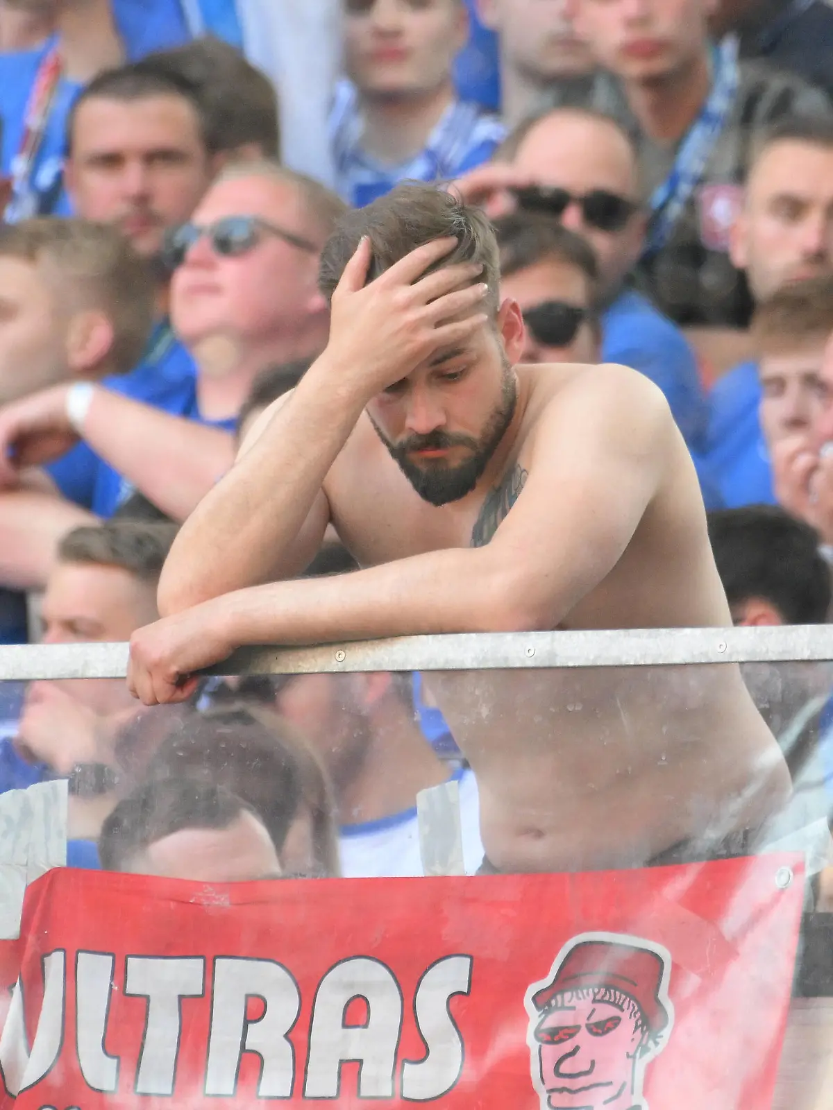 Fans des FC Schalke 04 frustriert nach dem 3:2 fuer RB. RB Leipzig vs. FC Schalke 04, Fussball, 1. Bundesliga, 34. Spieltag, Saison 2022/2023, 27.05.2023 DFB/DFL REGULATIONS PROHIBIT ANY USE OF PHOTOGRAPHS AS IMAGE SEQUENCES AND/OR QUASI-VIDEO RB Leipzig vs. FC Schalke 04, Fussball, 1. Bundesliga, 34. Spieltag, Saison 2022/2023, 27.05.2023 Leipzig *** FC Schalke 04 fans frustrated after 3 2 for RB RB Leipzig vs FC Schalke 04, Football, 1 Bundesliga, 34 Matchday, Season 2022 2023, 27 05 2023 DFB DFL REGULATES PROHIBIT ANY USE OF PHOTOGRAPHS AS IMAGE SEQUENCES AND OR QUASI VIDEO RB Leipzig vs FC Schalke 04, Football, 1 Bundesliga, 34 Matchday, Season 2022 2023, 27 05 2023 Leipzig Copyright: xEibner-Pressefoto/BertxHarzerx EP_EER