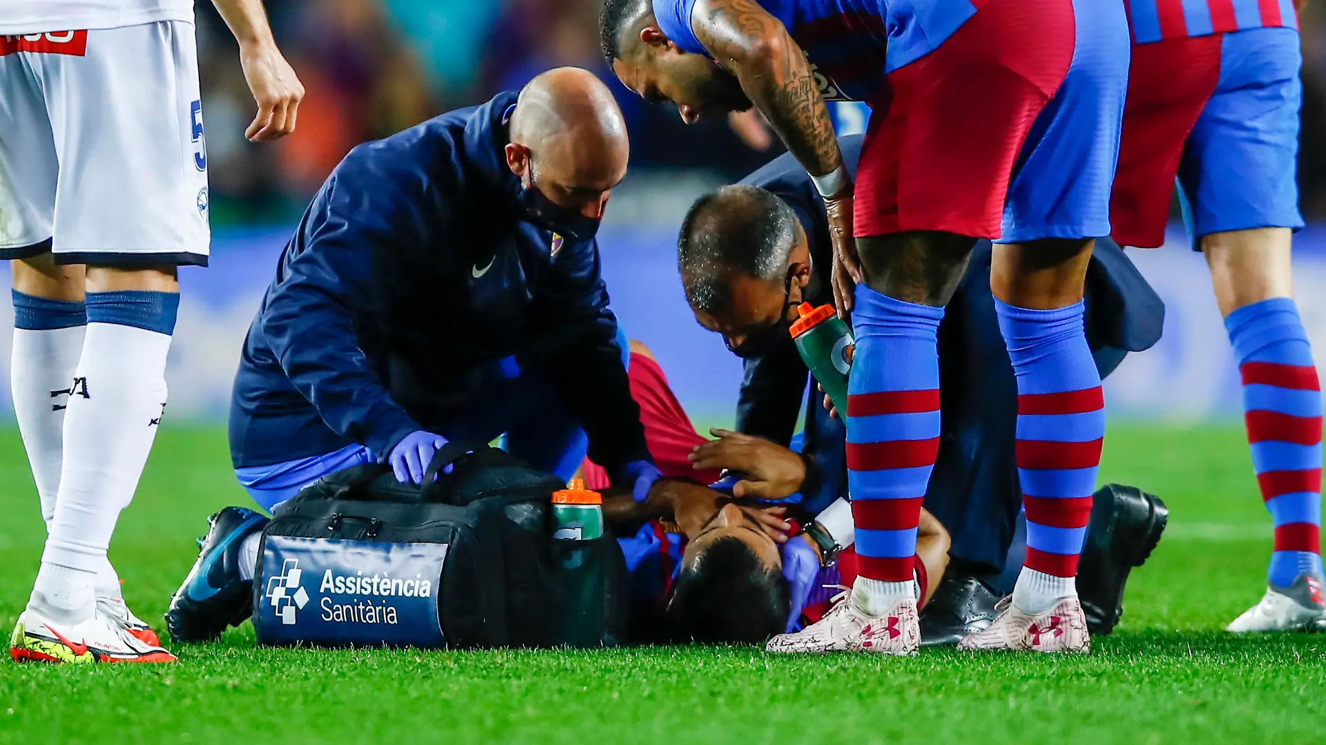  FC Barcelona, Barca V Deportivo Alaves - La Liga Santander 19 Sergio Aguero of FC Barcelona injured during the La Liga Santader match between FC Barcelona and Deportivo Alaves at Camp Nou Stadium on October 30, 2021 in Barcelona. Barcelona Barcelona Spain PUBLICATIONxNOTxINxFRA Copyright: xXavierxBonillax bonilla-fcbarcel211030_npBC9