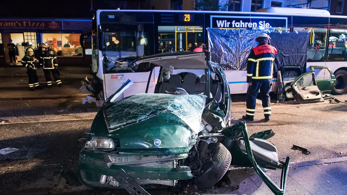 30.10.2021, Hamburg: Ein Autowrack steht im Stadtteil Kirchsteinbek nach einem Verkehrsunfall mit einem Linienbus auf der Straße. Elf Menschen sind bei einem Unfall mit einem Kleinwagen und einem Linienbus im Hamburger Stadtteil Billstedt verletzt worden. (zu dpa: «Autofahrer nach Kollision mit Bus in Lebensgefahr - elf Verletzte») Foto: Daniel Bockwoldt/dpa +++ dpa-Bildfunk +++
