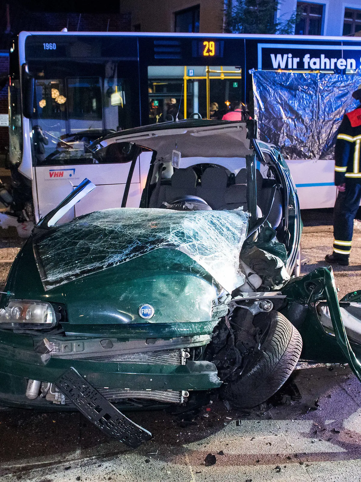 30.10.2021, Hamburg: Ein Autowrack steht im Stadtteil Kirchsteinbek nach einem Verkehrsunfall mit einem Linienbus auf der Straße. Elf Menschen sind bei einem Unfall mit einem Kleinwagen und einem Linienbus im Hamburger Stadtteil Billstedt verletzt worden. (zu dpa: «Autofahrer nach Kollision mit Bus in Lebensgefahr - elf Verletzte») Foto: Daniel Bockwoldt/dpa +++ dpa-Bildfunk +++