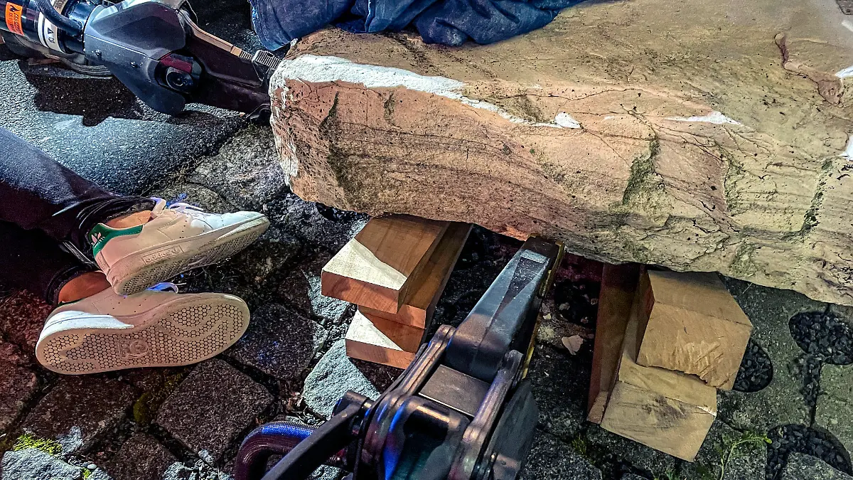 Eine Frau in Naila wurde von einem Grabstein eingeklemmt