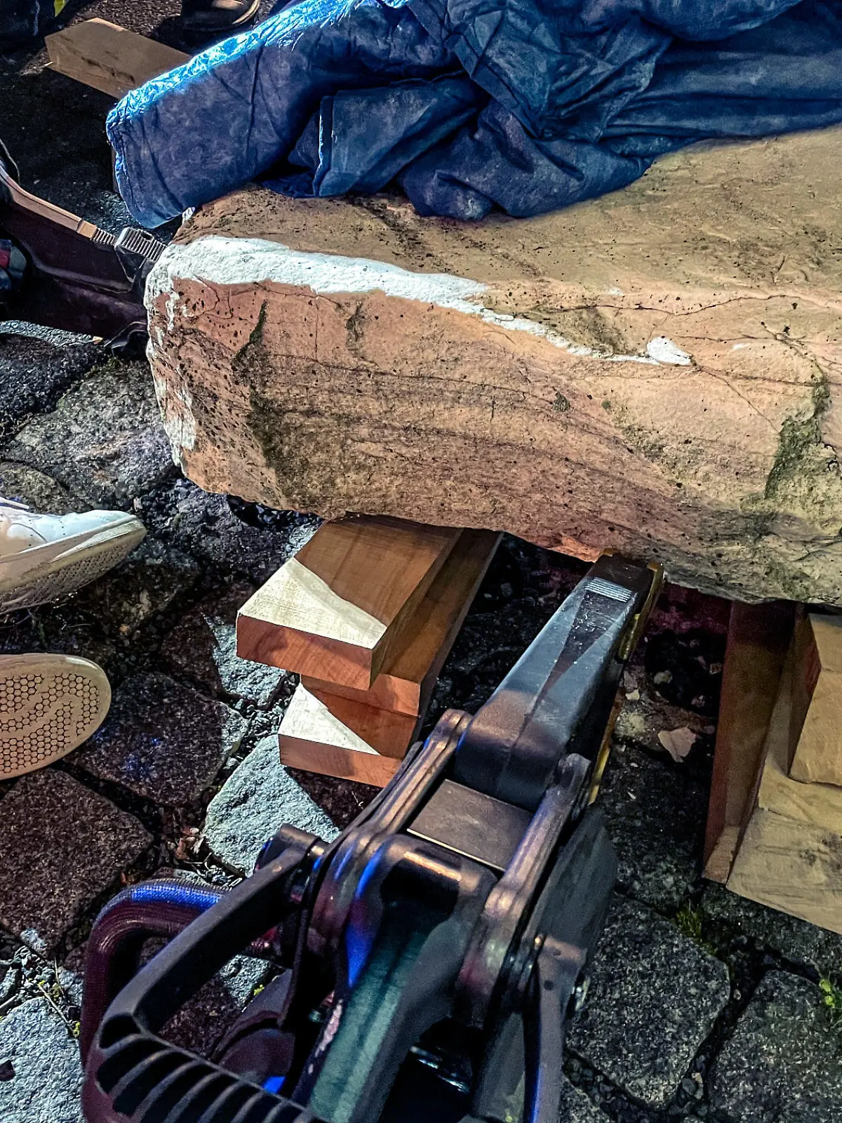Eine Frau in Naila wurde von einem Grabstein eingeklemmt