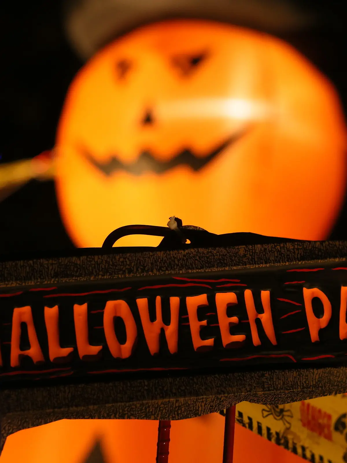 29.10.2021, Sachsen-Anhalt, Thale: Der Wegweiser "Halloween Party" steht vor einem zu einem Gesicht geschnitzten Kürbis im Kurpark der Stadt Thale. Hier wird auch in diesem Jahr in eingeschränkter Version das Halloween-Festival Hexoween bis Sonntag 31.10.2021 veranstaltet. Es präsentieren sich Händler und Schausteller. Foto: Matthias Bein/dpa-Zentralbild/dpa +++ dpa-Bildfunk +++