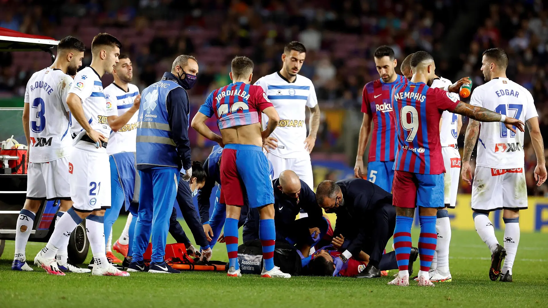 FC Barcelona, Barca s striker Sergio Kun Aguero C-down reacts after suffering an injury during the Spanish LaLiga soccer match between FC Barcelona and Deportivo Alaves held at Camp Nou stadium in Barcelona, Spain, 30 October 2021. FC Barcelona vs. Deportivo Alaves ACHTUNG: NUR REDAKTIONELLE NUTZUNG PUBLICATIONxINxGERxSUIxAUTxONLY Copyright: xTonixAlbirx GRAF3094 20211030-5b2b98bd03982079930817c7f6e100368c960c55