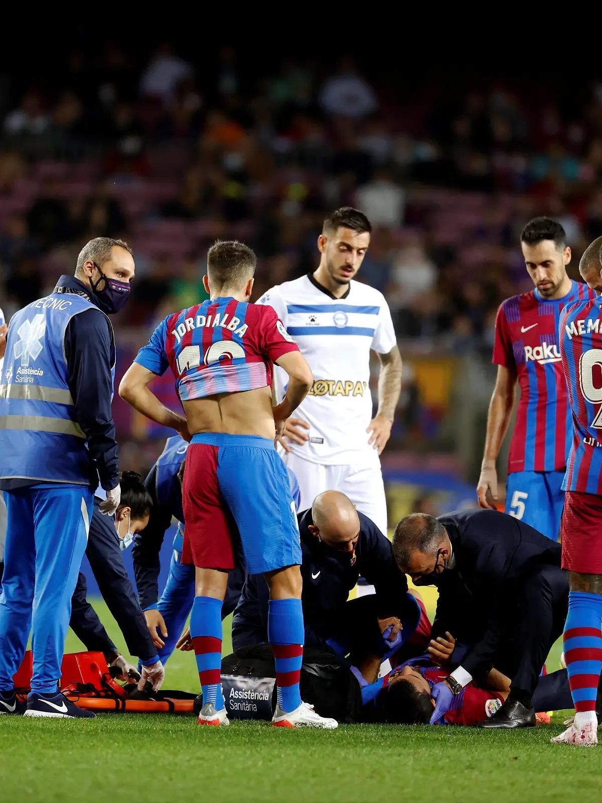  FC Barcelona, Barca s striker Sergio Kun Aguero C-down reacts after suffering an injury during the Spanish LaLiga soccer match between FC Barcelona and Deportivo Alaves held at Camp Nou stadium in Barcelona, Spain, 30 October 2021. FC Barcelona vs. Deportivo Alaves ACHTUNG: NUR REDAKTIONELLE NUTZUNG PUBLICATIONxINxGERxSUIxAUTxONLY Copyright: xTonixAlbirx GRAF3094 20211030-5b2b98bd03982079930817c7f6e100368c960c55 