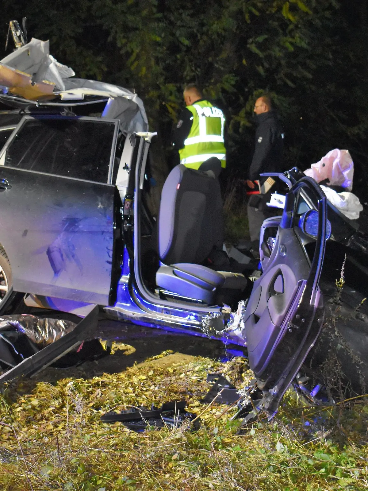 31.10.2021, Brandenburg, Triglitz: Ein Autowrack steht am Fahrbahnrand. Zwei Jugendliche im Alter von 15 und 17 Jahren sind bei einem Autounfall nahe Triglitz (Landkreis Prignitz) ums Leben gekommen. (zu dpa: «Jugendliche sterben bei Autounfall - vier Schwerverletzte») Foto: Christian Guttmann/Brandenburg News 24 /dpa +++ dpa-Bildfunk +++