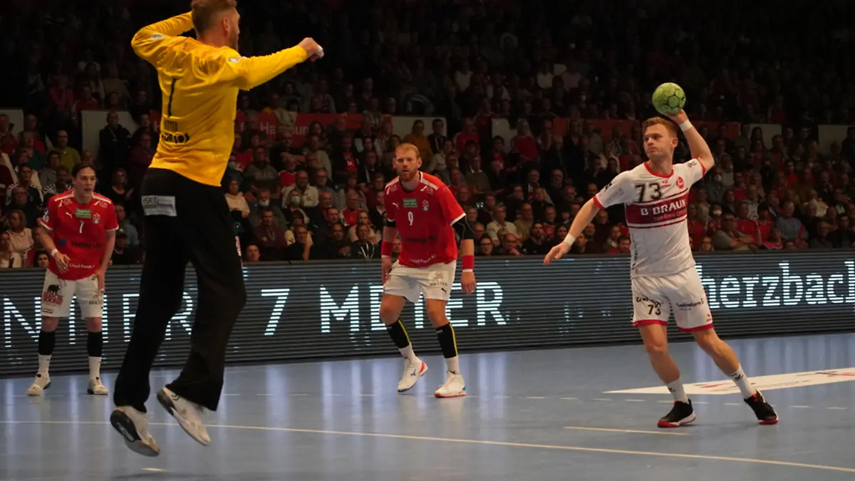 Johannes Bitter (HSV Hamburg #1) gegen Timo Kastening (MT Melsungen #73) beim 7 Meter HSV Hamburg vs. MT Melsungen, Handball, Bundesliga, Spieltag 10, Saison 21/22, 31.10.2021 FOTO: EIBNER/Marcel von Fehrn
