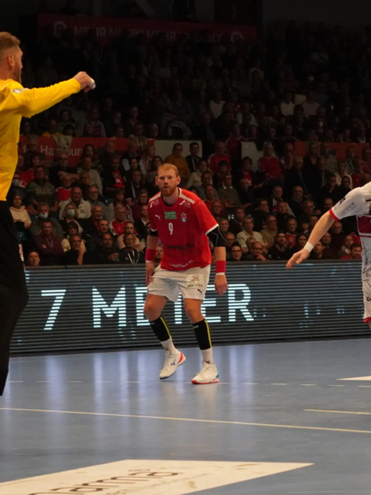Johannes Bitter (HSV Hamburg #1) gegen Timo Kastening (MT Melsungen #73) beim 7 Meter HSV Hamburg vs. MT Melsungen, Handball, Bundesliga, Spieltag 10, Saison 21/22, 31.10.2021 FOTO: EIBNER/Marcel von Fehrn