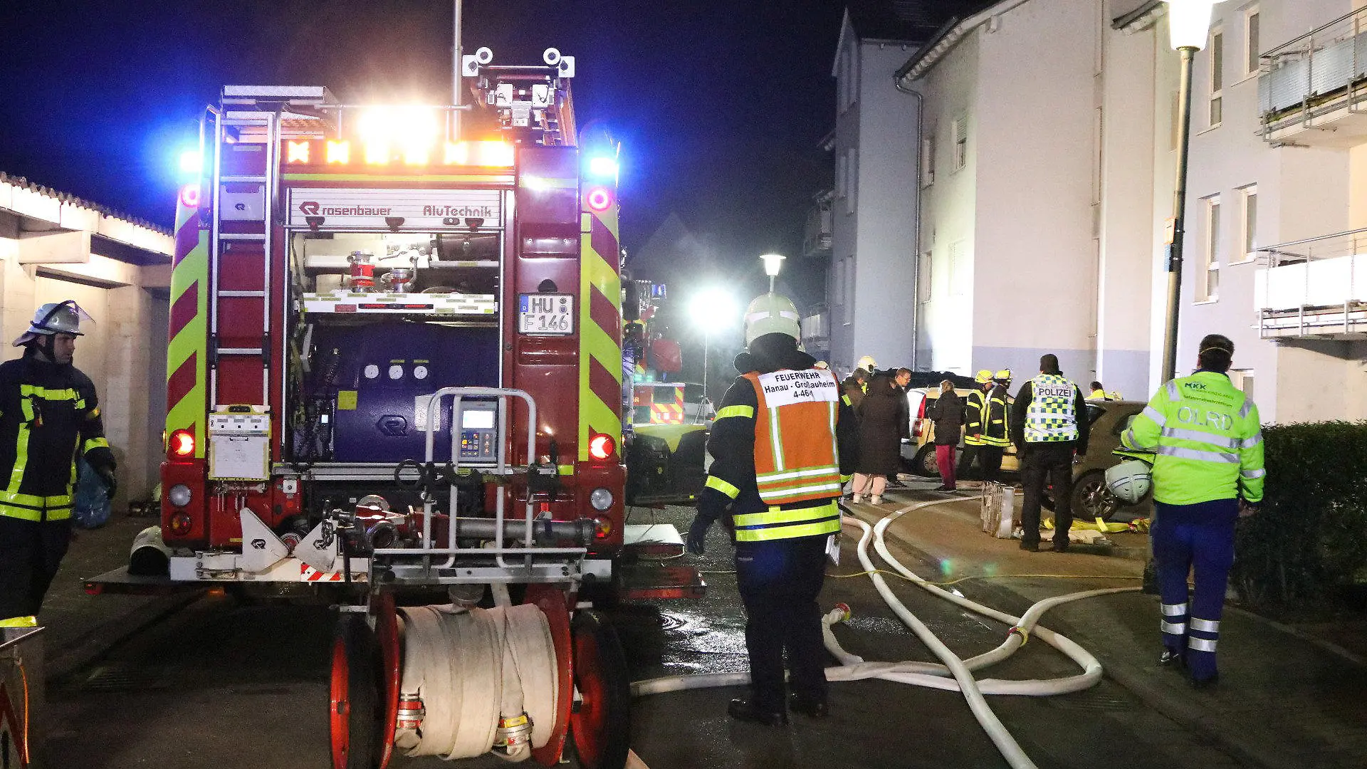 30.10.2021, Hessen, Hanau: Die Feuerwehr steht bei einem Einsatz vor einem Haus in Hanau-Großauheim, nachdem dort ein Brand in einer Wohnung ausgebrochen war. Eine dort lebende Mutter konnte mit ihren beiden Kindern die Wohnung im ersten Stock rechtzeitig verlassen. Wegen der starken Rauchentwicklung im Gebäude mussten mehrere der insgesamt 22 Hausbewohner von der Feuerwehr mit einer Drehleiter in Sicherheit gebracht werden. Foto: Marwin Stephan/5vision.Media/dpa +++ dpa-Bildfunk +++