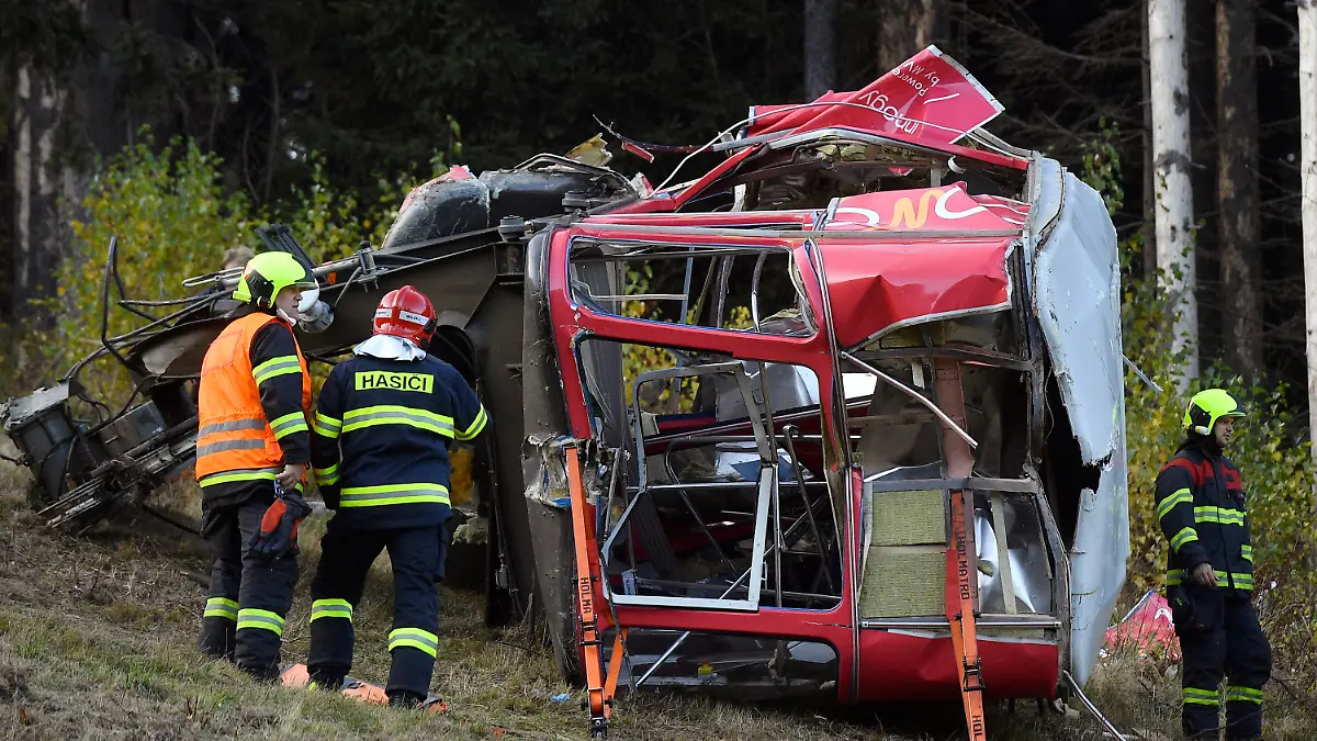 31.10.2021, Tschechien, Liberec: Rettungskräfte arbeiten an einer Unfallstelle an der eine Seilbahnkabine unter dem Berg Jested abgestürzt ist. Beim dem Absturz im Norden Tschechiens ist ein Bediensteter der Betreibergesellschaft tödlich verletzt worden. Foto: Petrasek Radek/CTK/AP/dpa +++ dpa-Bildfunk +++