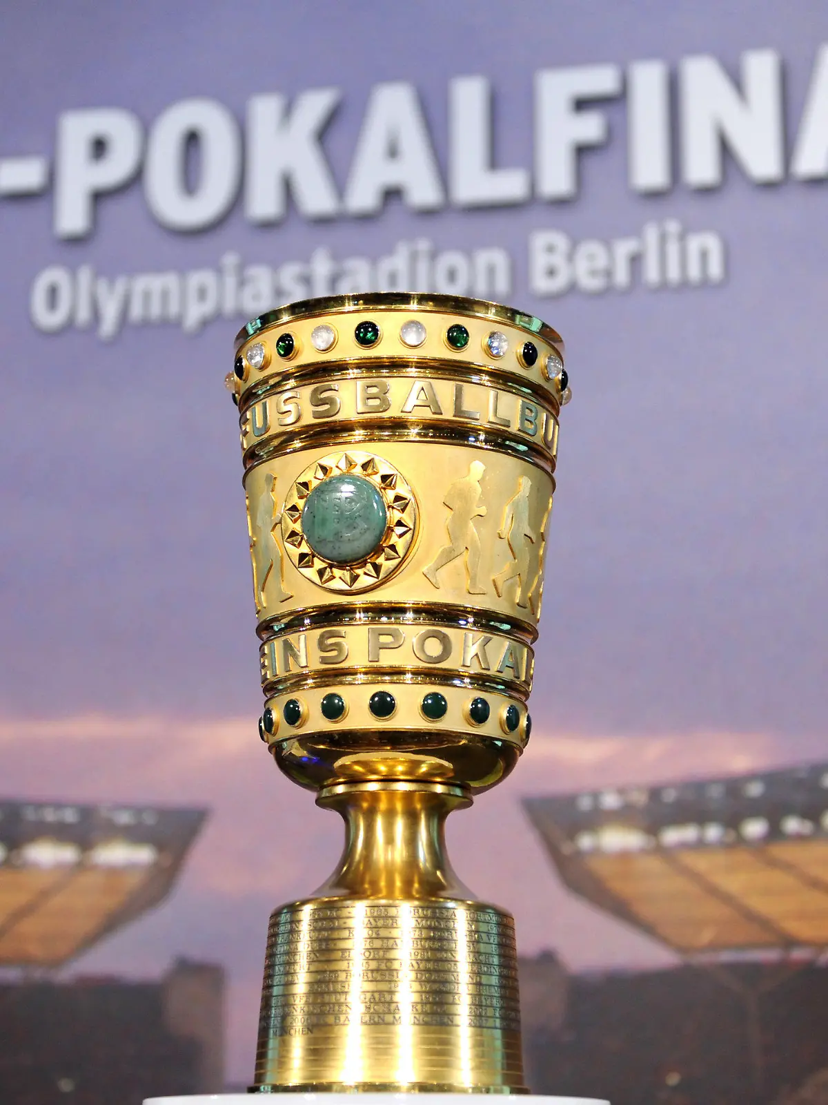 ARCHIV - Die DFB-Pokal-Trophäe steht am 11.05.2011 in Berlin auf einem Podest. Fußball-Siebtligist FC Teningen freut sich auf den FC Schalke 04. Der Cupverteidiger muss in der 1. Hauptrunde des DFB-Pokals bei den Landesliga-Amateuren aus Südbaden antreten. Das ergab die Auslosung am Samstag in der ARD-Sportschau. Foto: Rainer Jensen dpa (zu dpa  0650 vom 11.06.2011)  +++(c) dpa - Bildfunk+++