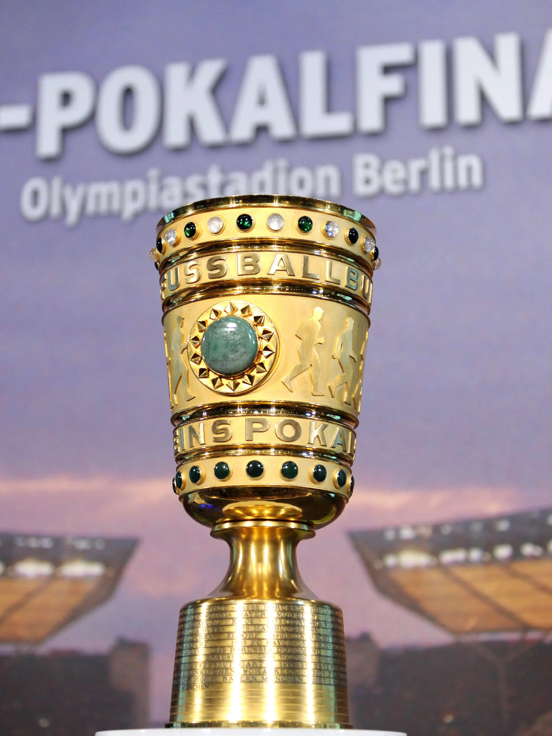 ARCHIV - Die DFB-Pokal-Trophäe steht am 11.05.2011 in Berlin auf einem Podest. Fußball-Siebtligist FC Teningen freut sich auf den FC Schalke 04. Der Cupverteidiger muss in der 1. Hauptrunde des DFB-Pokals bei den Landesliga-Amateuren aus Südbaden antreten. Das ergab die Auslosung am Samstag in der ARD-Sportschau. Foto: Rainer Jensen dpa (zu dpa  0650 vom 11.06.2011)  +++(c) dpa - Bildfunk+++