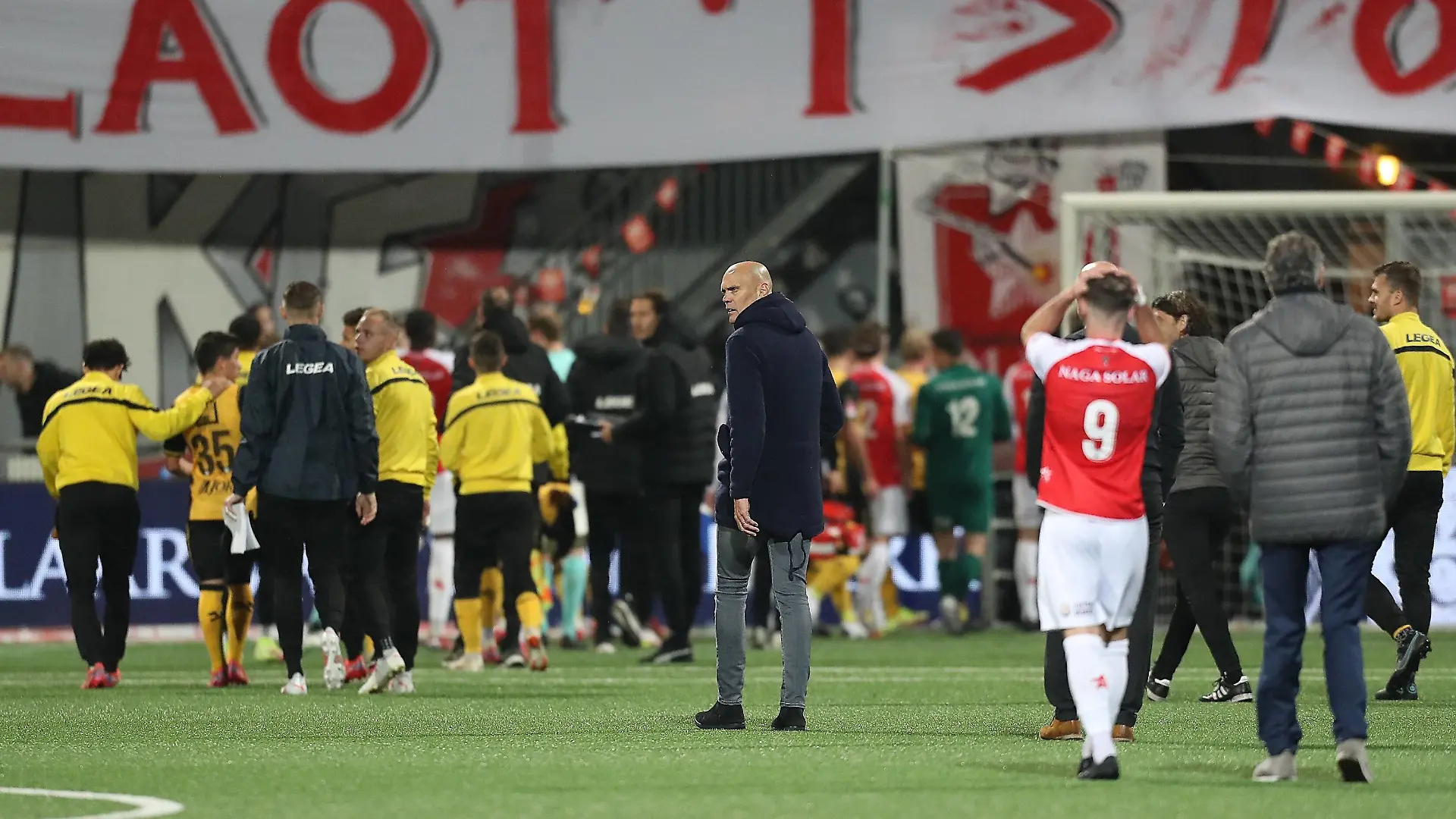 MAASTRICHT- football,29-10-2021, stadion de Geusselt, MVV Maastricht - Roda JC , Dutch Keuken Kampioen divisie , season 2021/2022, the referee Kooij, stops the match in the 42nd minute due to fireworks on the field MVV - Roda PUBLICATIONxNOTxINxNED x14115827x Copyright: