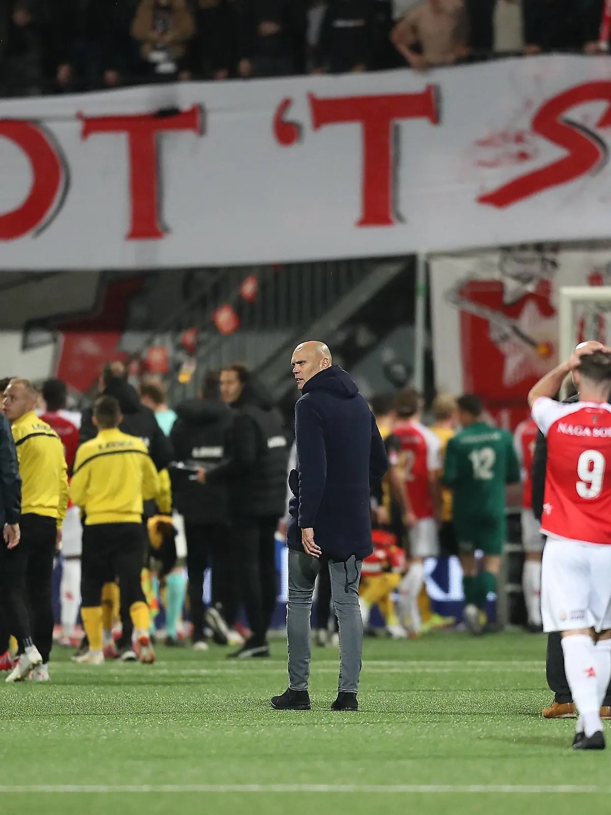 MAASTRICHT- football,29-10-2021, stadion de Geusselt, MVV Maastricht - Roda JC , Dutch Keuken Kampioen divisie , season 2021/2022, the referee Kooij, stops the match in the 42nd minute due to fireworks on the field MVV - Roda PUBLICATIONxNOTxINxNED x14115827x Copyright: 